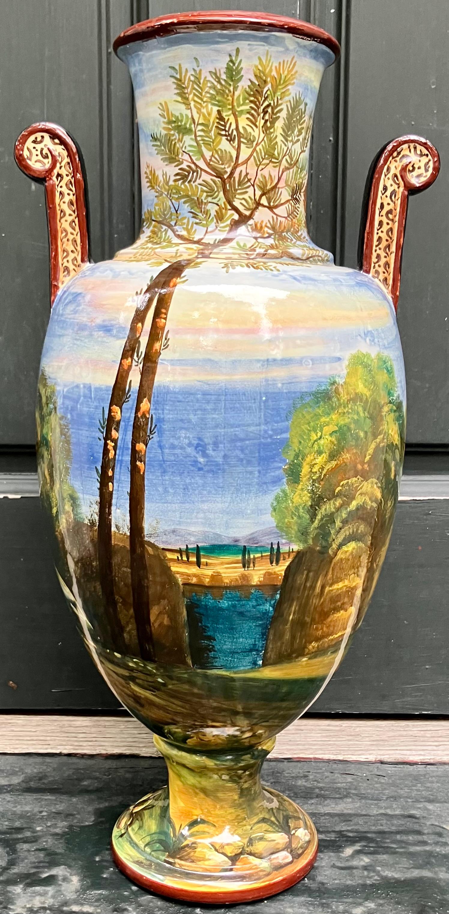 Urna in stile etrusco della metà del secolo scorso con scene dipinte lungo la costa di Amalfi e figure mitologiche sul retro.  Italia, circa 1940.
Dimensioni: 4,75