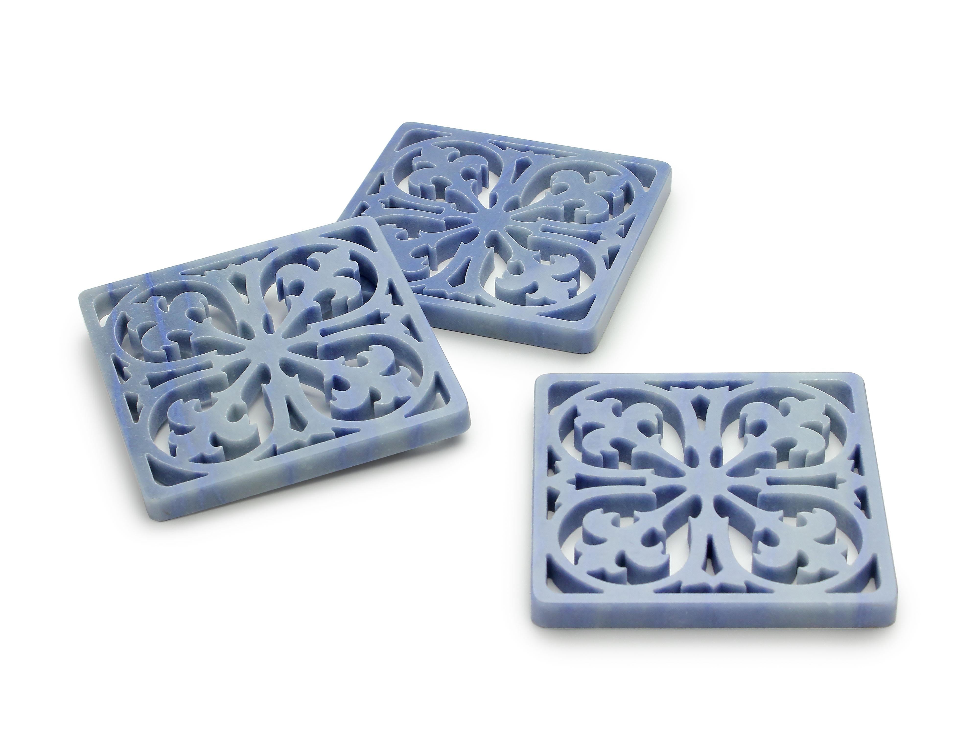 El posavasos Amalfi, inspirado en el dibujo de los azulejos de mayólica, representa todo el sabor mediterráneo hecho de mar, sol, limones y risas despreocupadas.
Posavasos de cuarcita pulida Azul Macaubas de Brasil.
Gracias a su forma y tamaño,