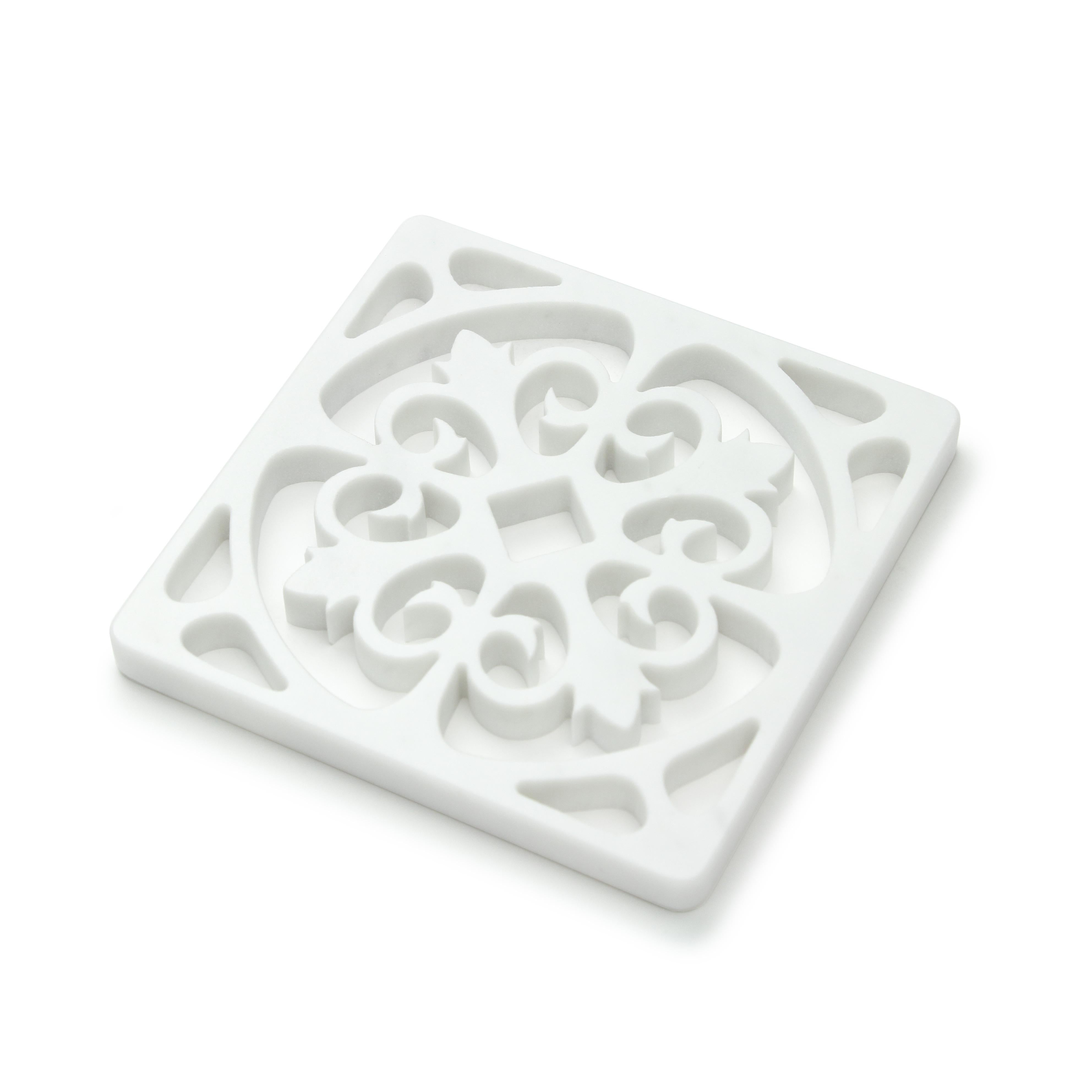 The Amalfi coaster inspired by the pattern of Majolica tiles represents all the Mediterranean flavor made of sea, sun, lemons and carefree laughter.
Coaster in polished White Carrara marble from Italy.
Thanks to their shape and size they can be used