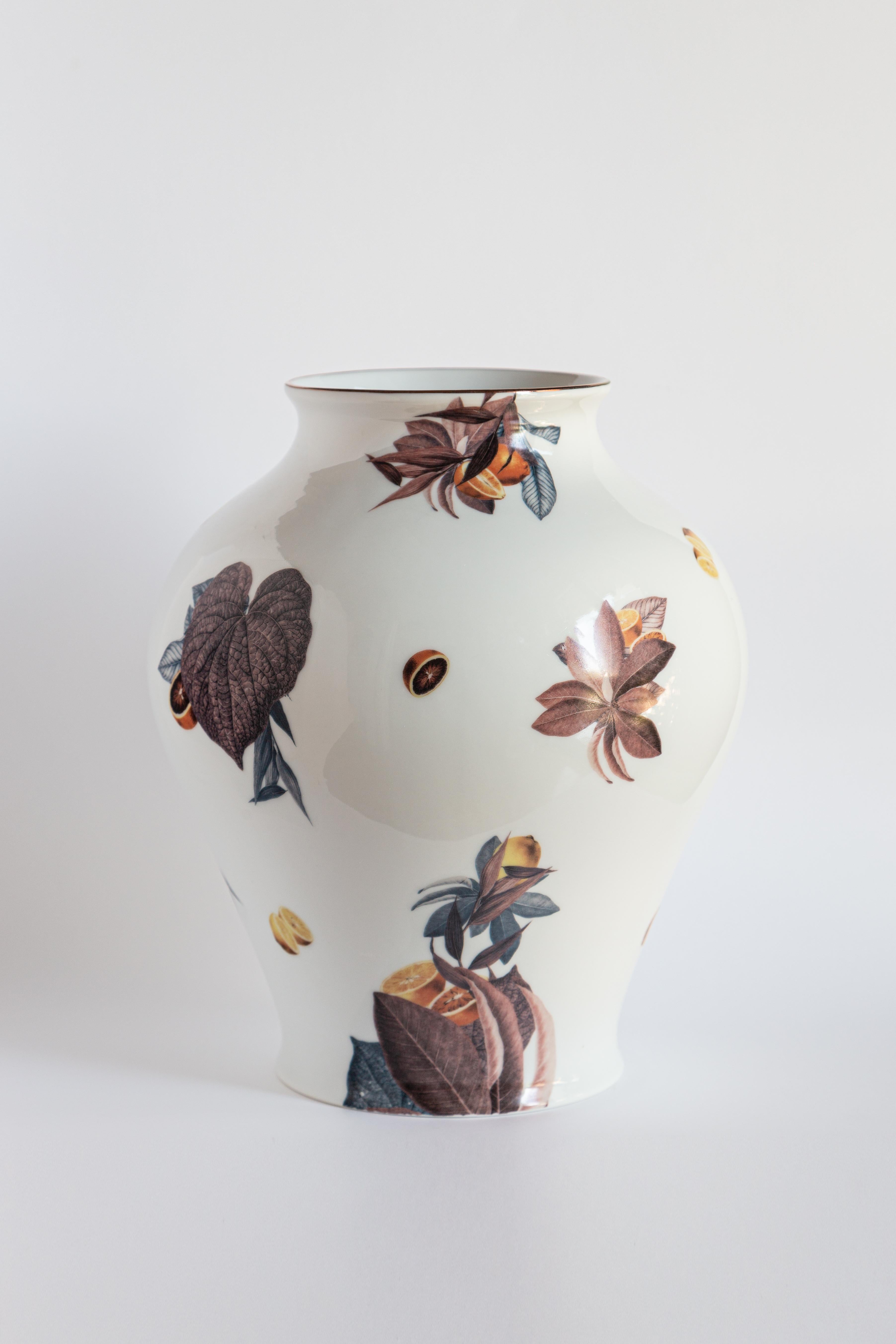 The Classic design of this porcelain vase comes back to life with retro decorations with a contemporary flavor. The Italian coast of Amalfi inspires this design where leaves and citrus fit together and fly all-over the surface.