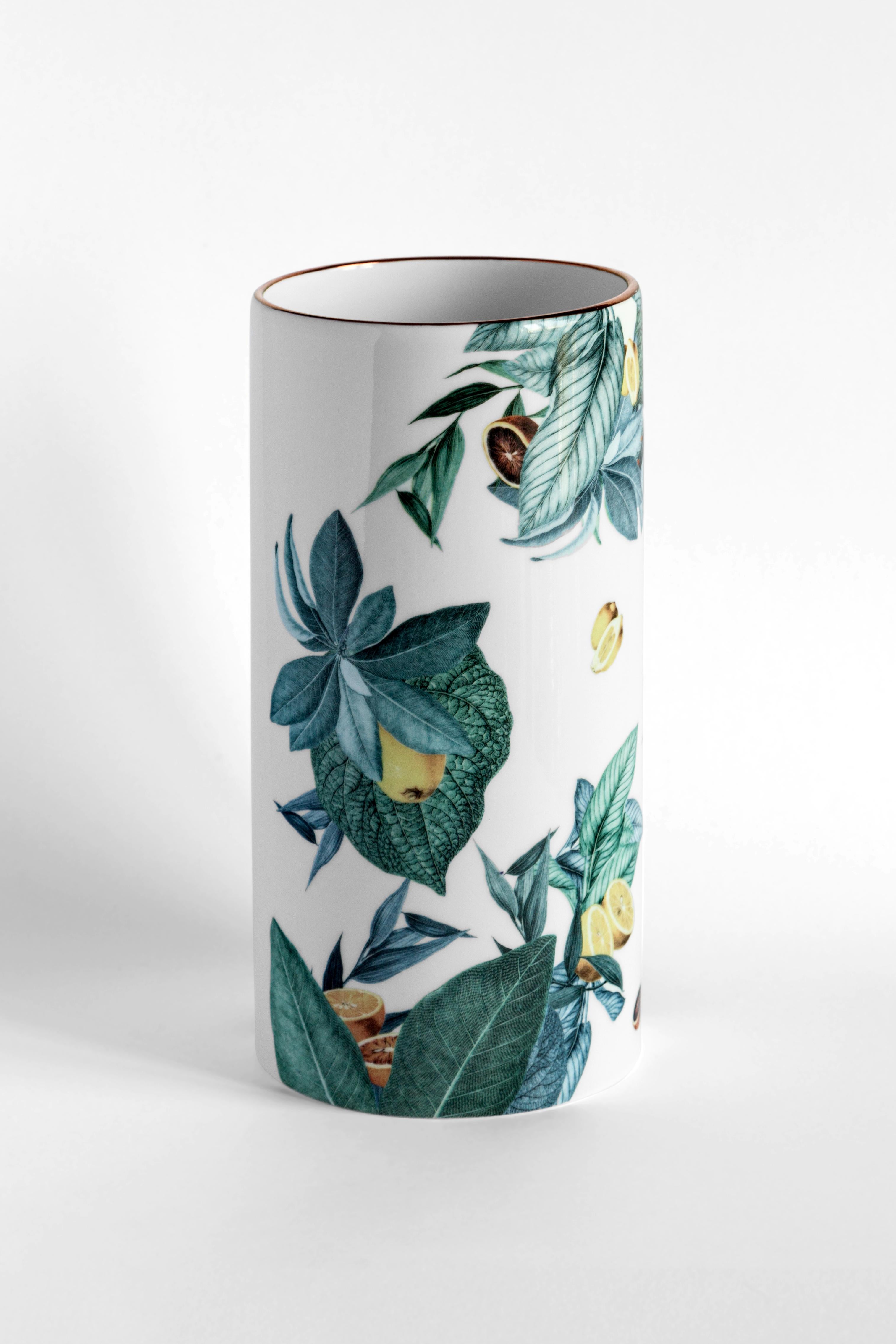 The Classic design of this porcelain vase comes back to life with retro decorations with a contemporary flavour. The Italian coast of Amalfi inspires this design where leaves and citrus fit together and fly all over the surface.
Cylindrical