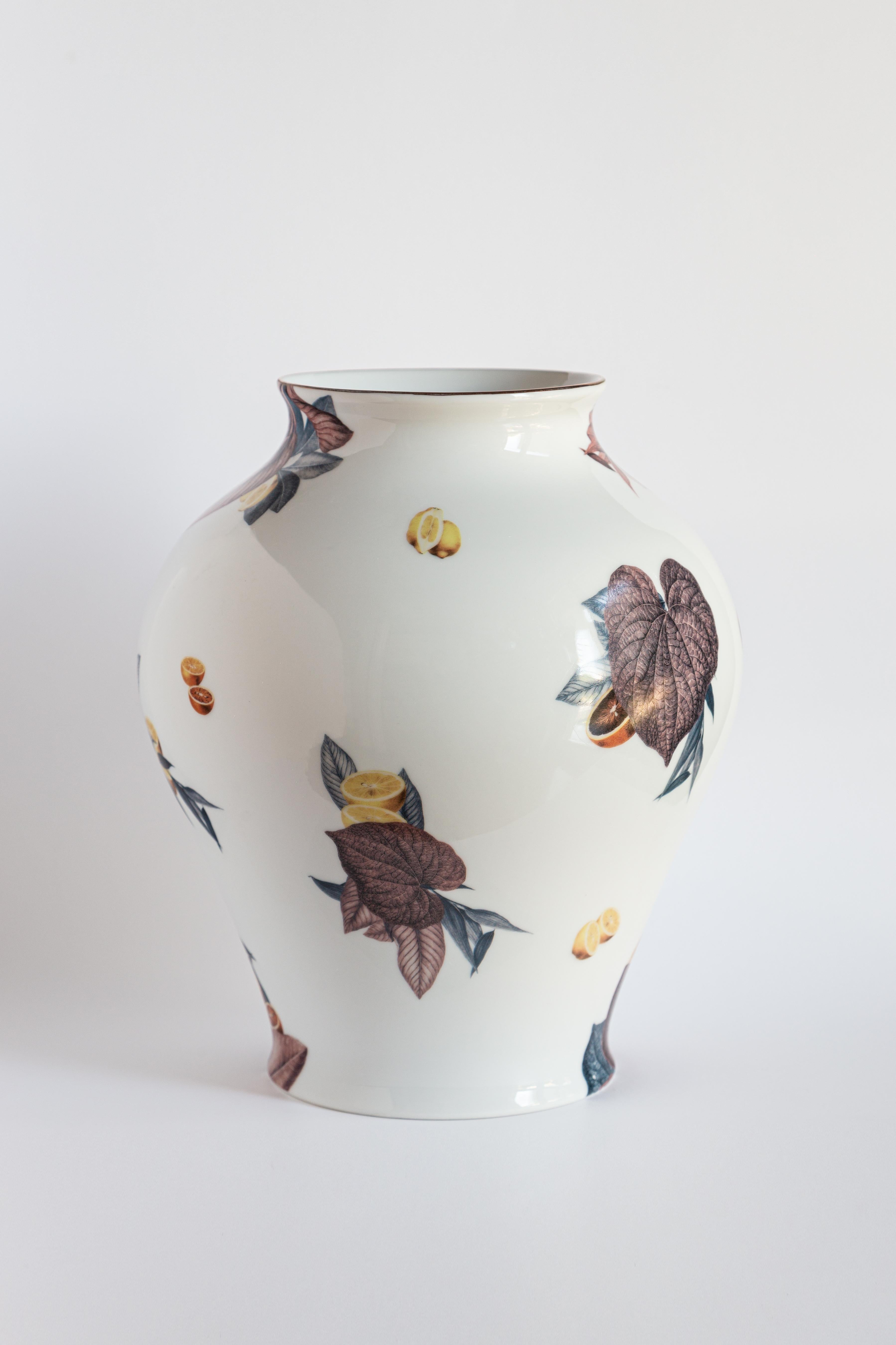 Italiano Amalfi, vaso contemporaneo in porcellana con design decorativo di Vito Nesta in vendita