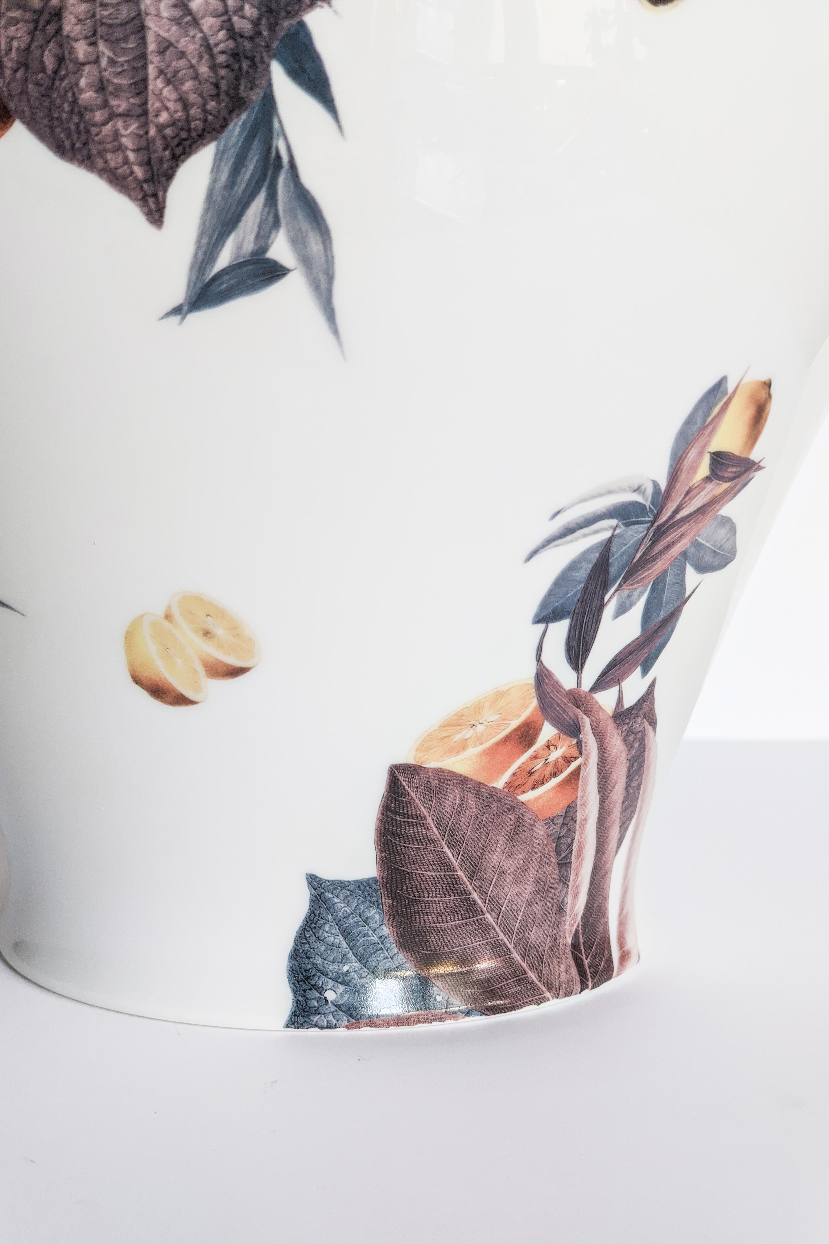 XXI secolo e contemporaneo Amalfi, vaso contemporaneo in porcellana con design decorativo di Vito Nesta in vendita