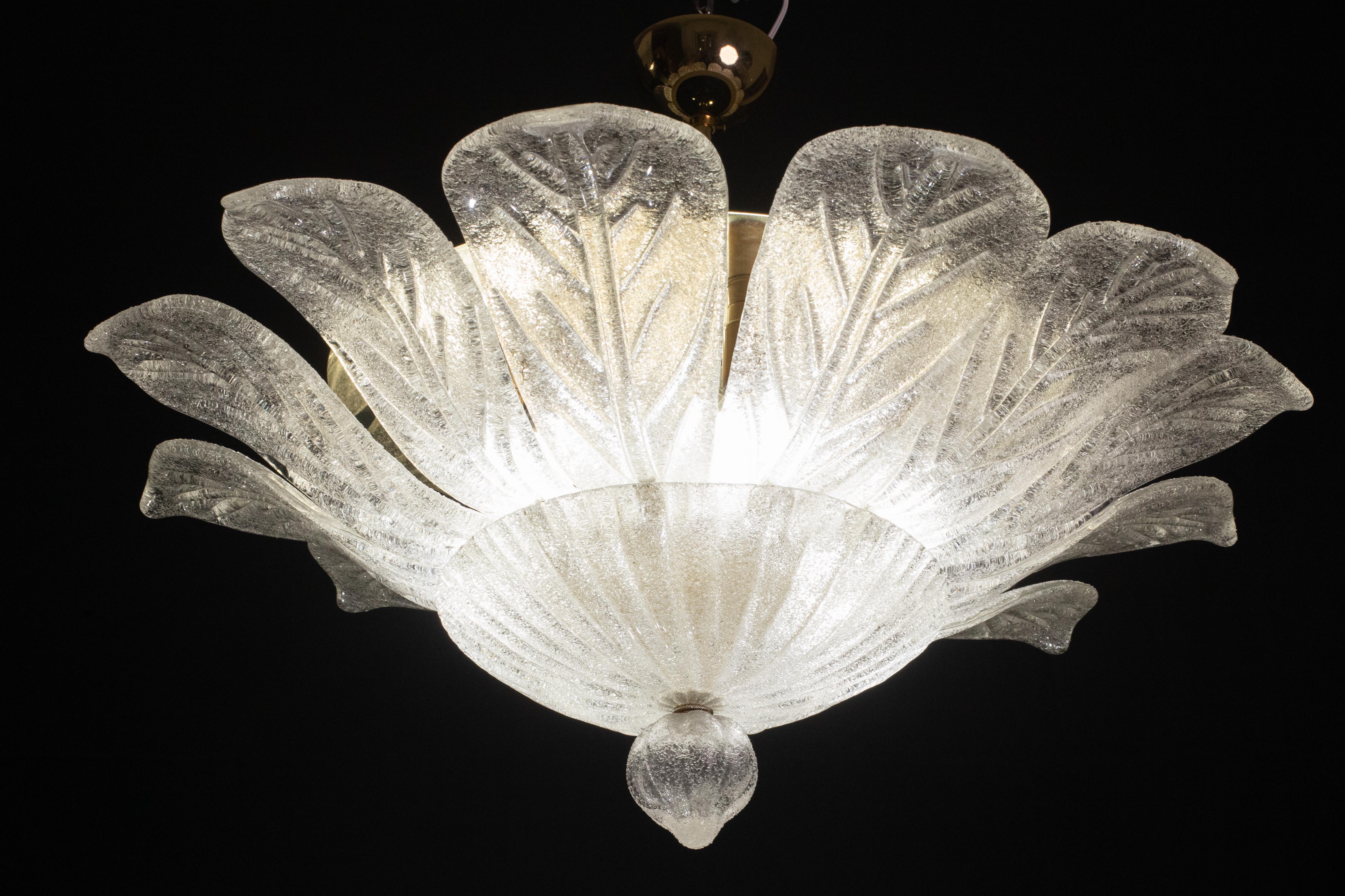 Splendid Murano glass ceiling lamp.

Period: circa 1970.

The ceiling light currently mounts a rod, with the rod it measures 60 centimeters in height, without the rod 35 centimeters, the rod is very easy to remove, the diameter measures 77