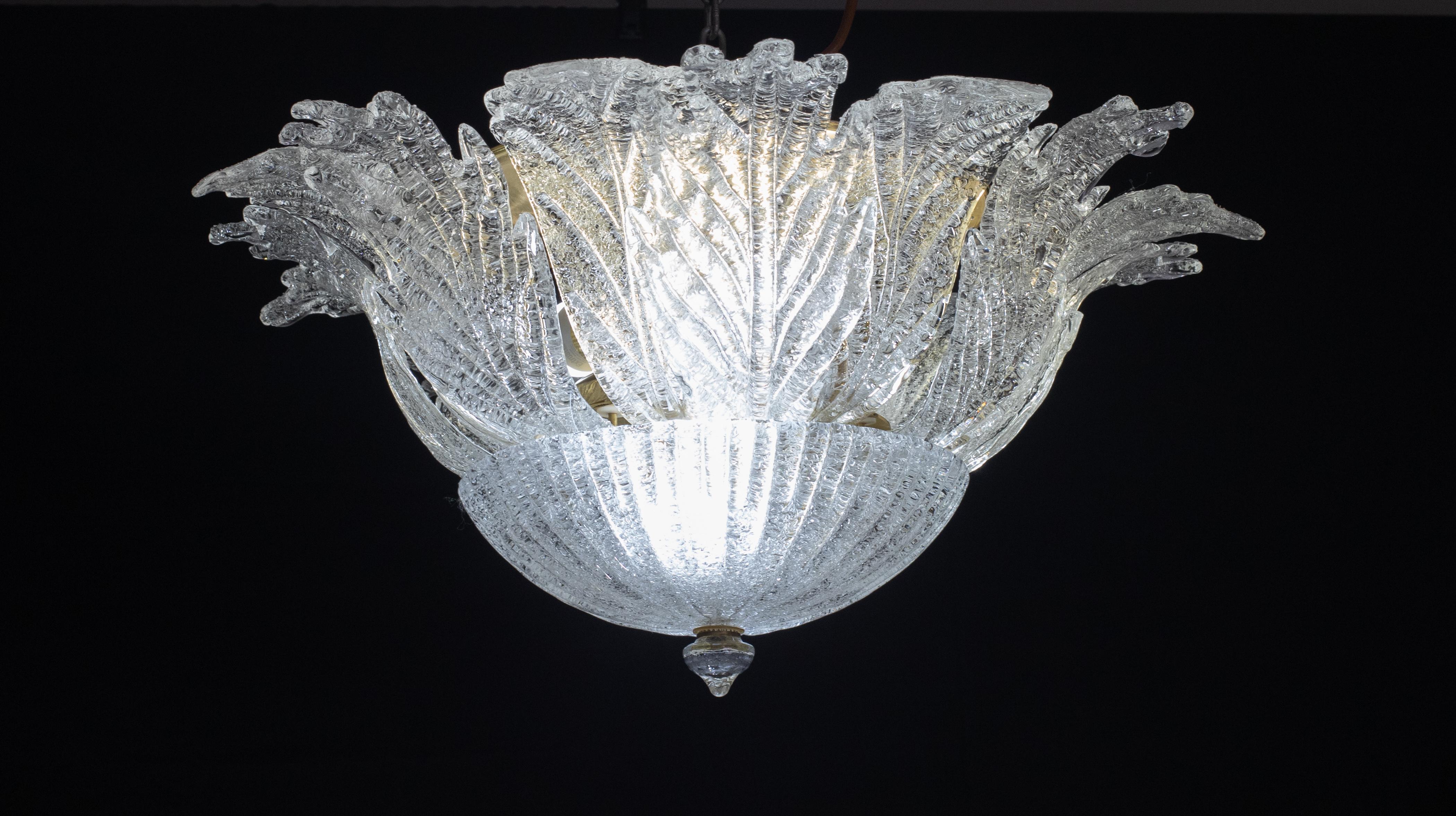 Prächtige Deckenlampe aus Murano-Glas.

Zeitraum: ca. 1970.

Die Deckenleuchte misst 35 cm in der Höhe, der Durchmesser beträgt 67 Zentimeter.

Es werden 5 Lampen montiert, 3 e27, 2 e14

Perfekt für die Dekoration eines großen Raumes.