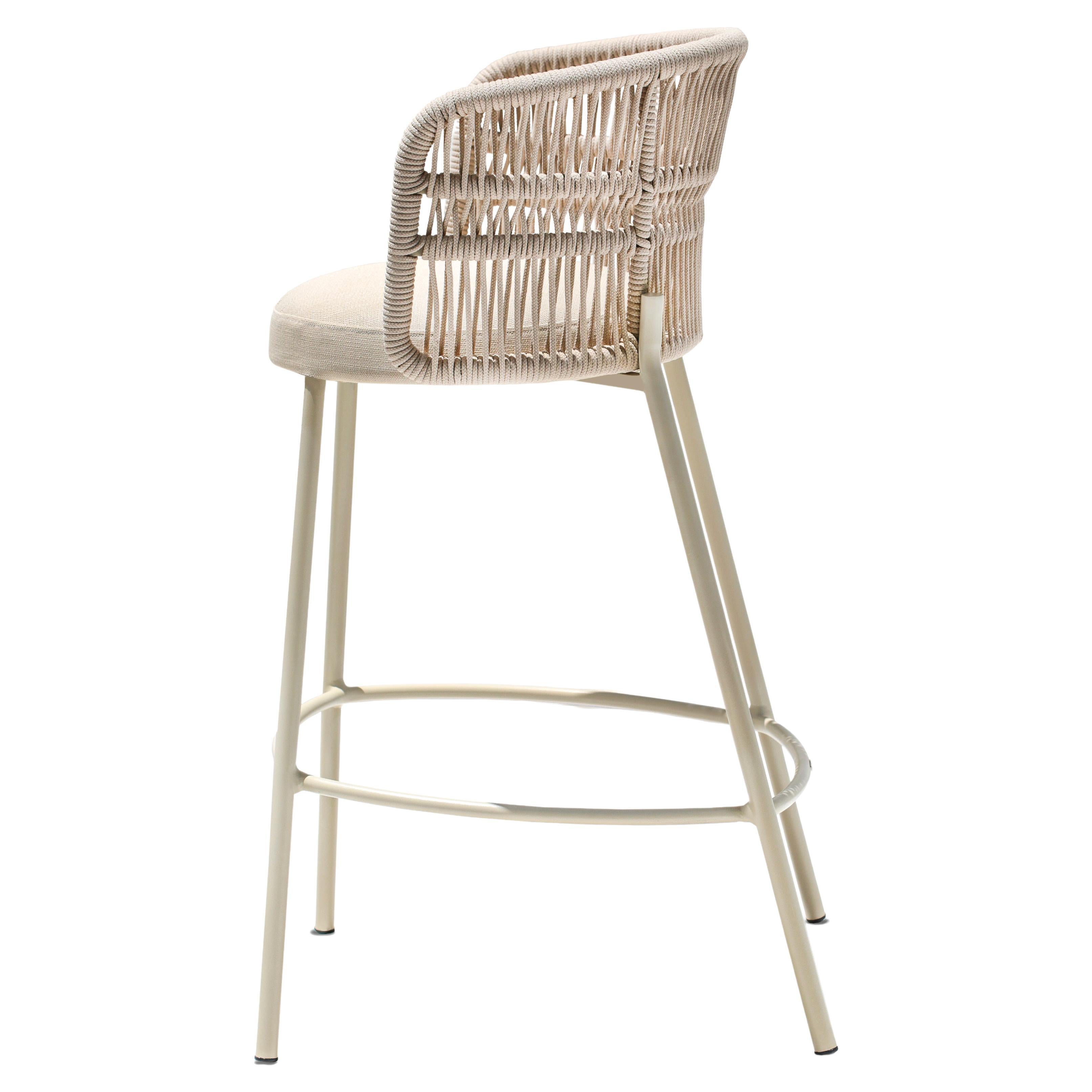 With organic and fluid shapes, the design of the Amalfi chair is inspired by the Italian Amalfi Coast nature.
The fluidity of the design offers a clean, timeless design that is easy to combine in environments.

The structure is made of aluminum with