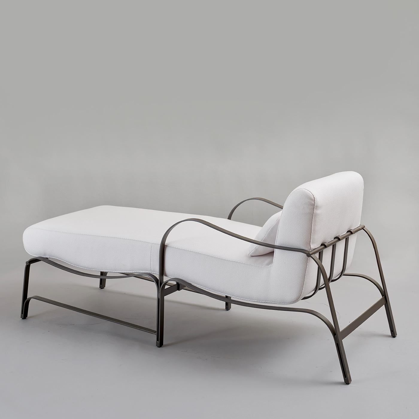 Esta sublime chaise longue se concibió pensando en la posibilidad de tumbarse sobre un diseño de felpa mientras se observa una puesta de sol amalfitana desde una terraza costera. Un fino tejido Sunbrella Nattè blanco cubre todo el asiento acolchado