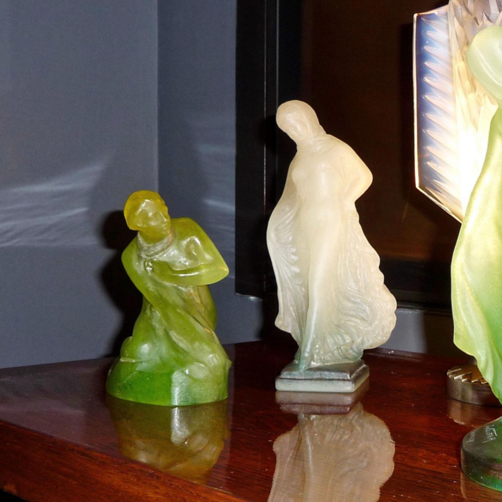 Amalric Walter e Alfred Finot, figura femminile seduta con scialle e collana, Nancy, C.C. 1910
Splendida statuetta in pâte-de-verre nei toni della giada, del verde scuro e del blu-viola; iscrizione A. Finot A. Walter Nancy sul lato e sul retro della