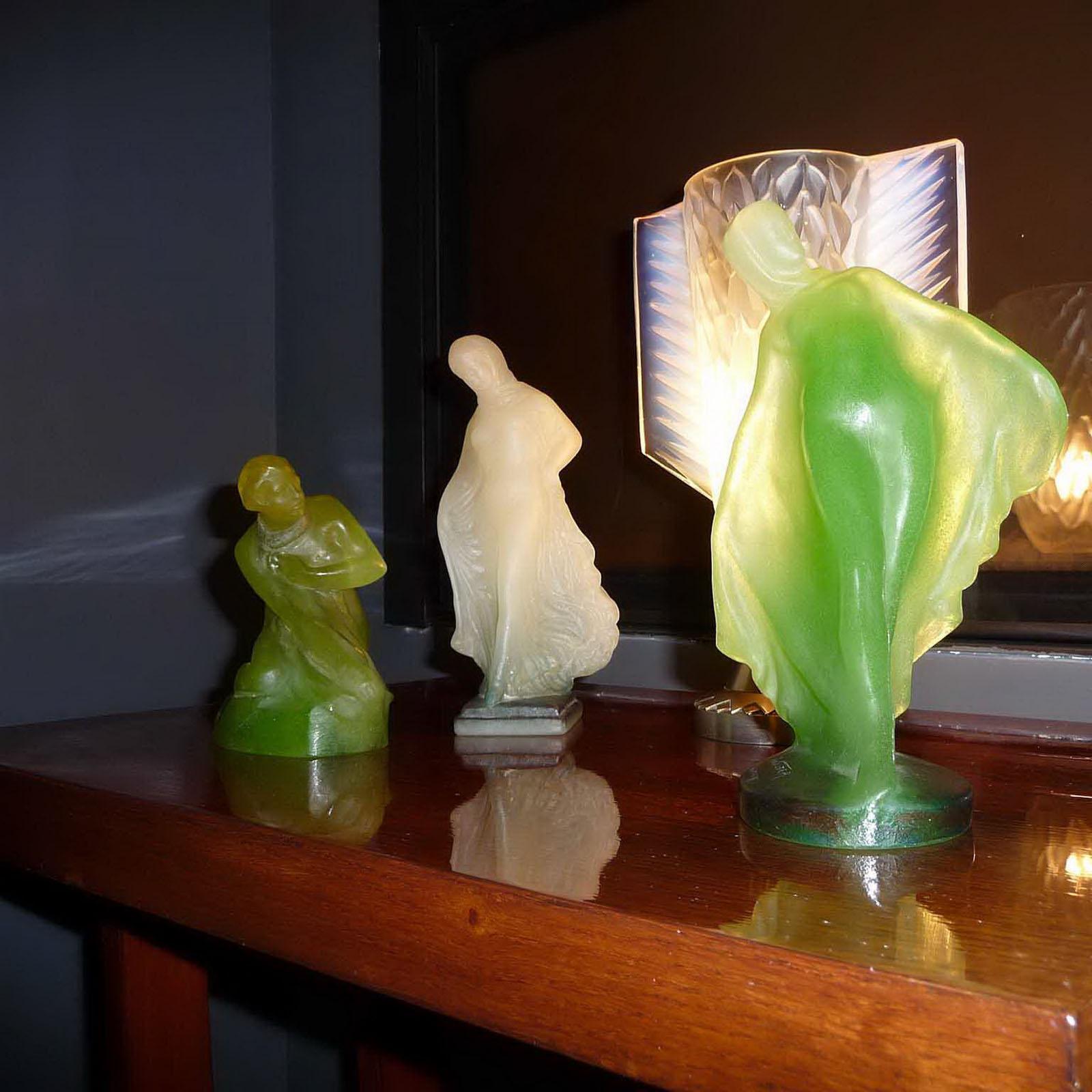 Art Nouveau Amalric Walter e Alfred Finot Pate De Verre Donna con Scialle Fermacarte in vendita