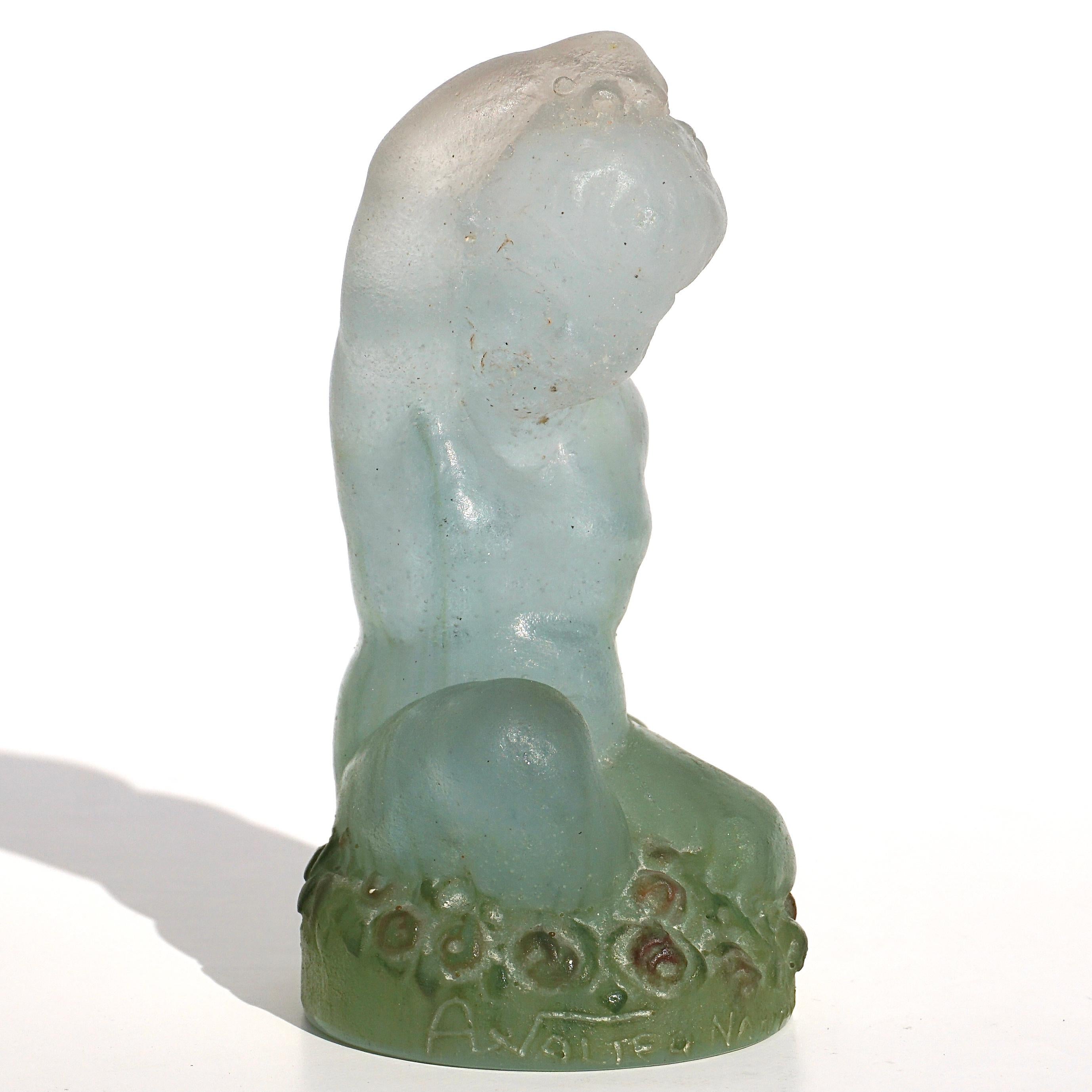 Almeric Walter und Henry Mercier Pate De Verre Art Nouveau Figur eines nackten Cherubs oder Knaben sitzend mit der Hand auf seinem Kopf.

 Ein wunderschöner Cherub aus Pâte-de-verre-Glas von Amalric Walter. Die 3,5 cm große Figur zeigt einen Engel