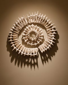 Amaltias Triptychon Wanddekoration aus Steingut mit weißer Glasur von Kallia Panopoulou