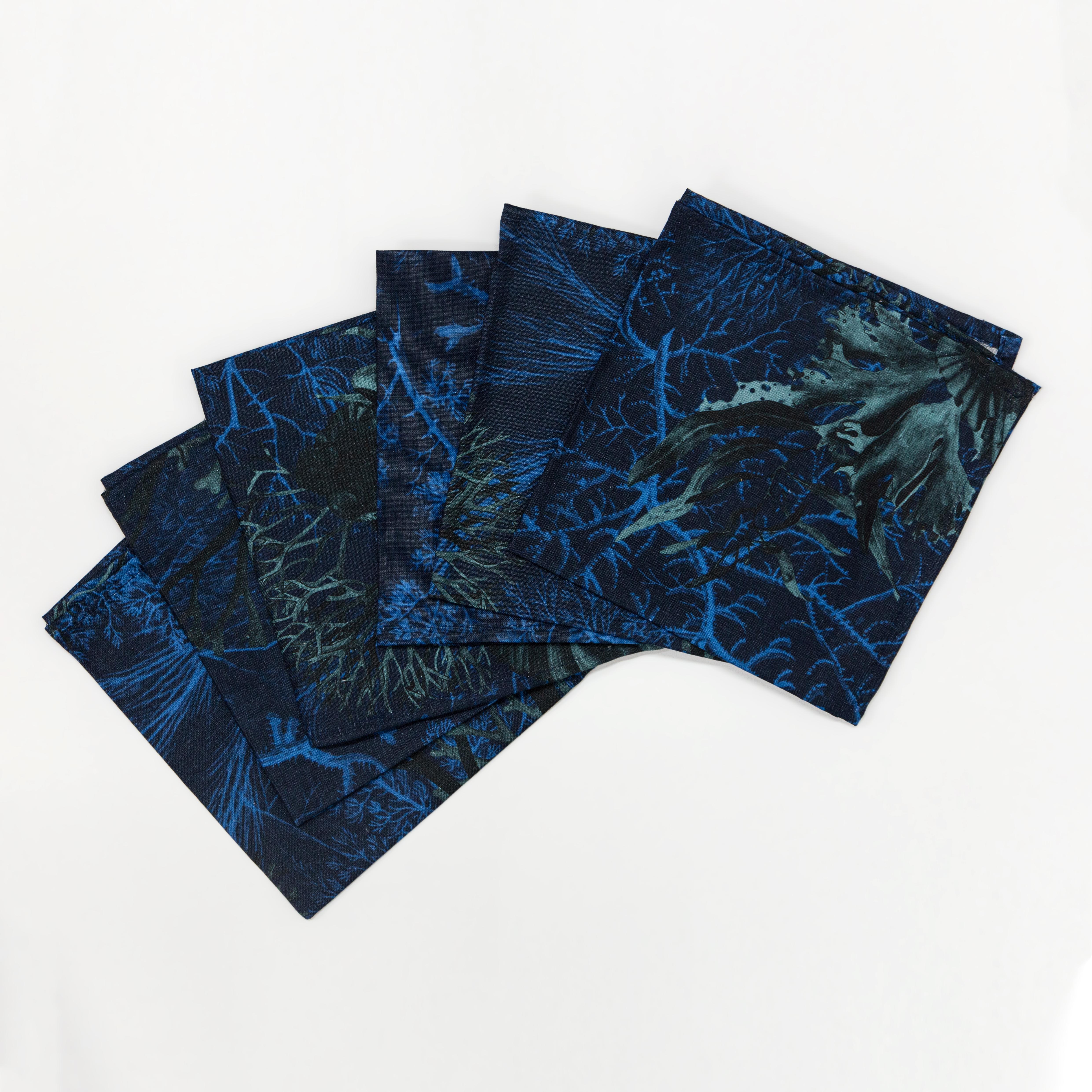 This linen tablecloth, inspired by the Amami islands, off the coast of Japan, is a tribute to the coral reefs and the splendid flora that compose them, now increasingly at risk of extinction. The intense ultramarine blue will give a touch of