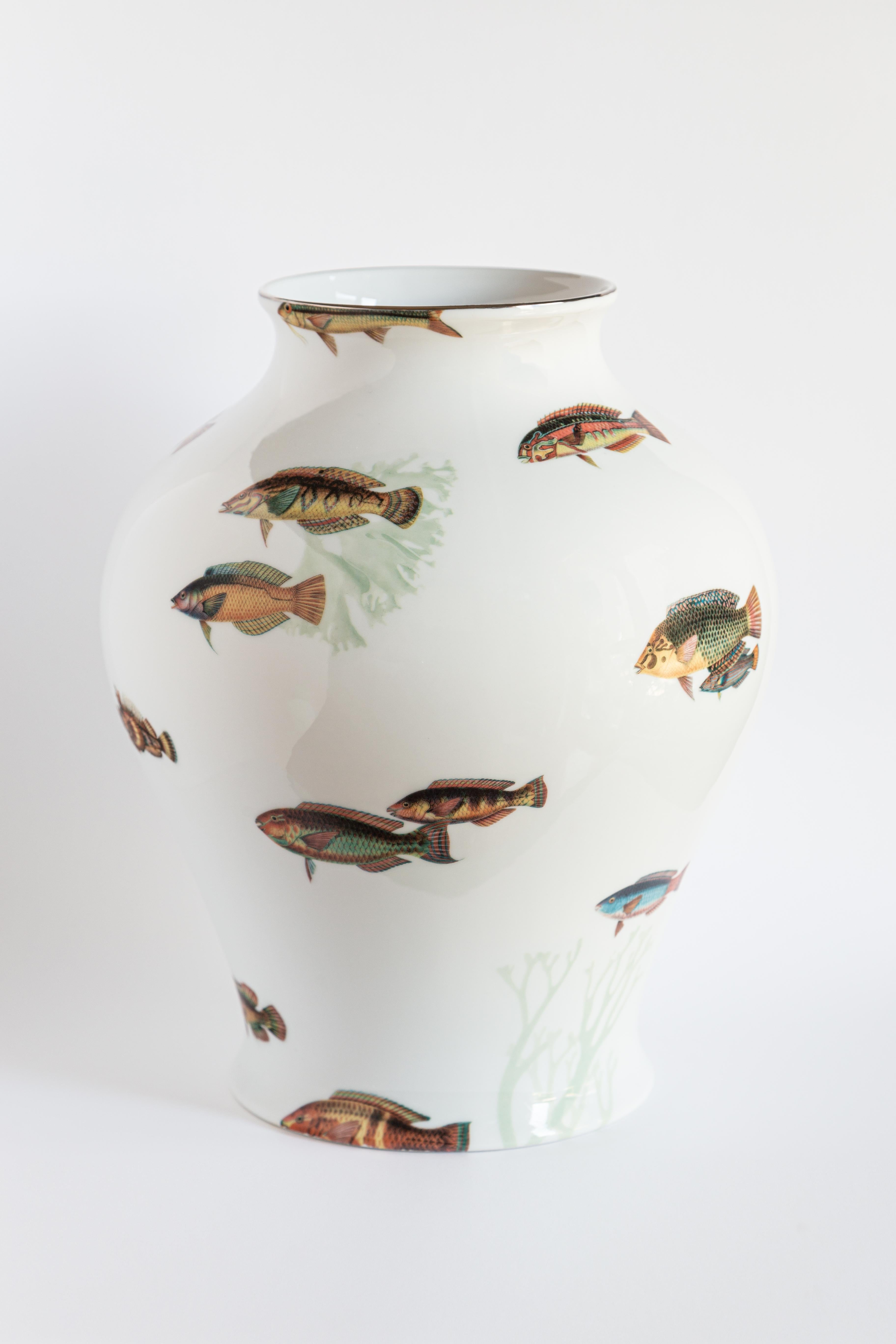 Das klassische Design dieser Porzellanvase wird durch Retro-Dekorationen mit modernem Touch wieder zum Leben erweckt. Das Korallenriff der Amami-Inseln in der Nähe von Japan inspirierte dieses Design, bei dem tropische Fische die Oberfläche der Vase