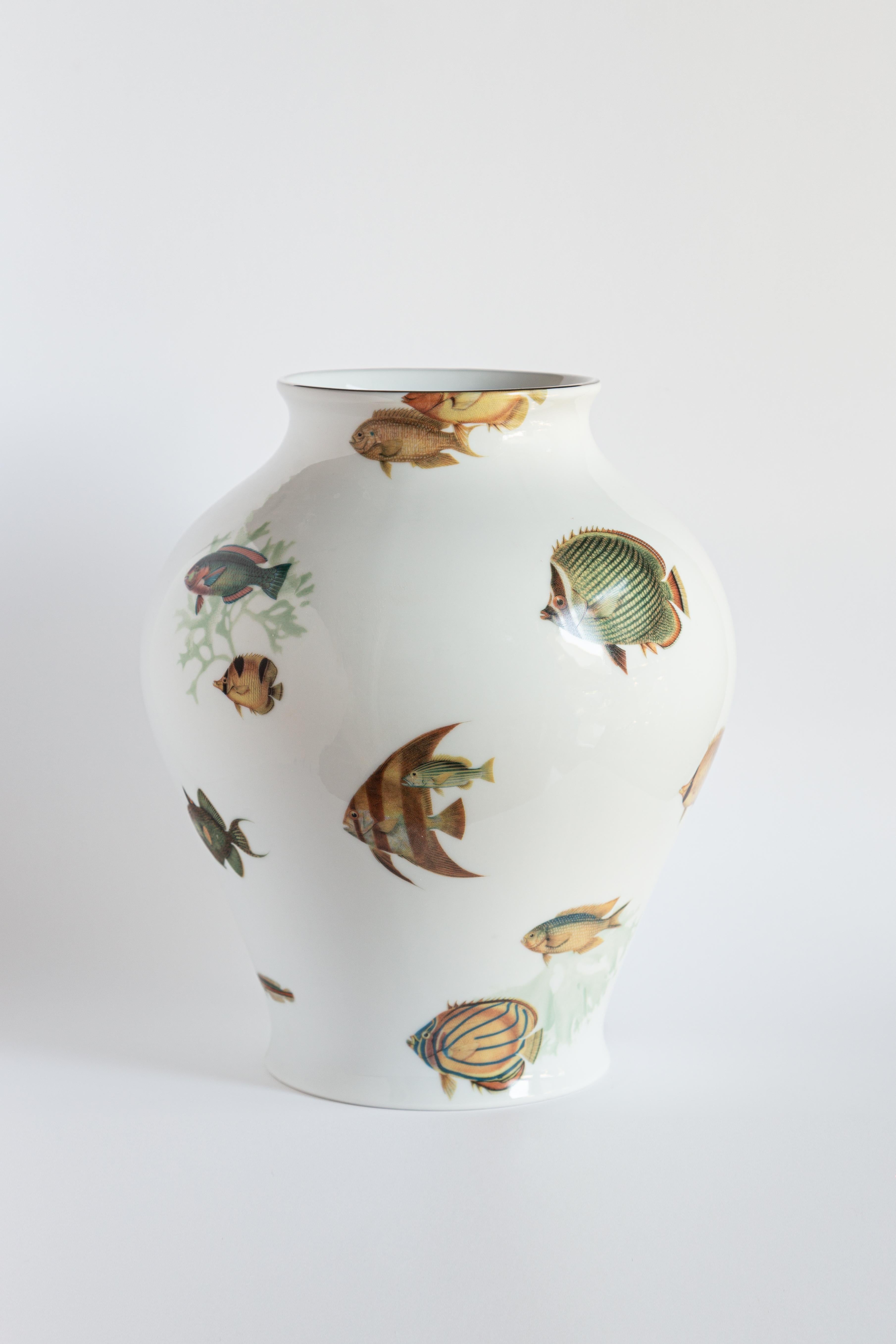 Das klassische Design dieser Porzellanvase wird durch Retro-Dekorationen mit zeitgenössischer Note wieder zum Leben erweckt. Das Korallenriff der Amami-Inseln in der Nähe von Japan inspirierte dieses Design, bei dem tropische Fische die Oberfläche