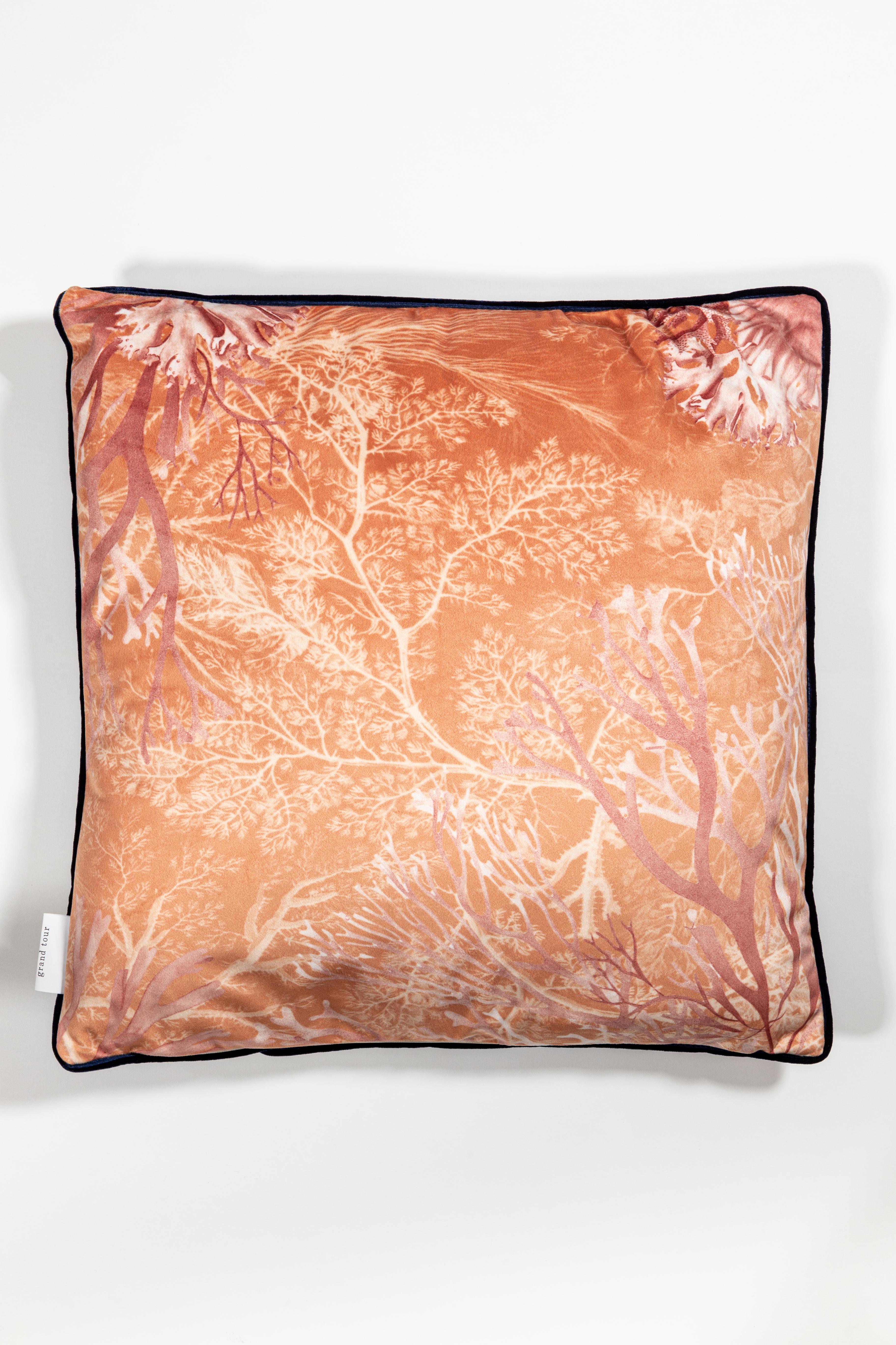 Amami pillows è un set di cuscini ispirato alla barriera corallina delle isole Amami, vicino al Giappone. Questa barriera corallina si è sbiancata di recente, questi cuscini vogliono ricordare quanto sia potente e bello il mondo sottomarino quando è