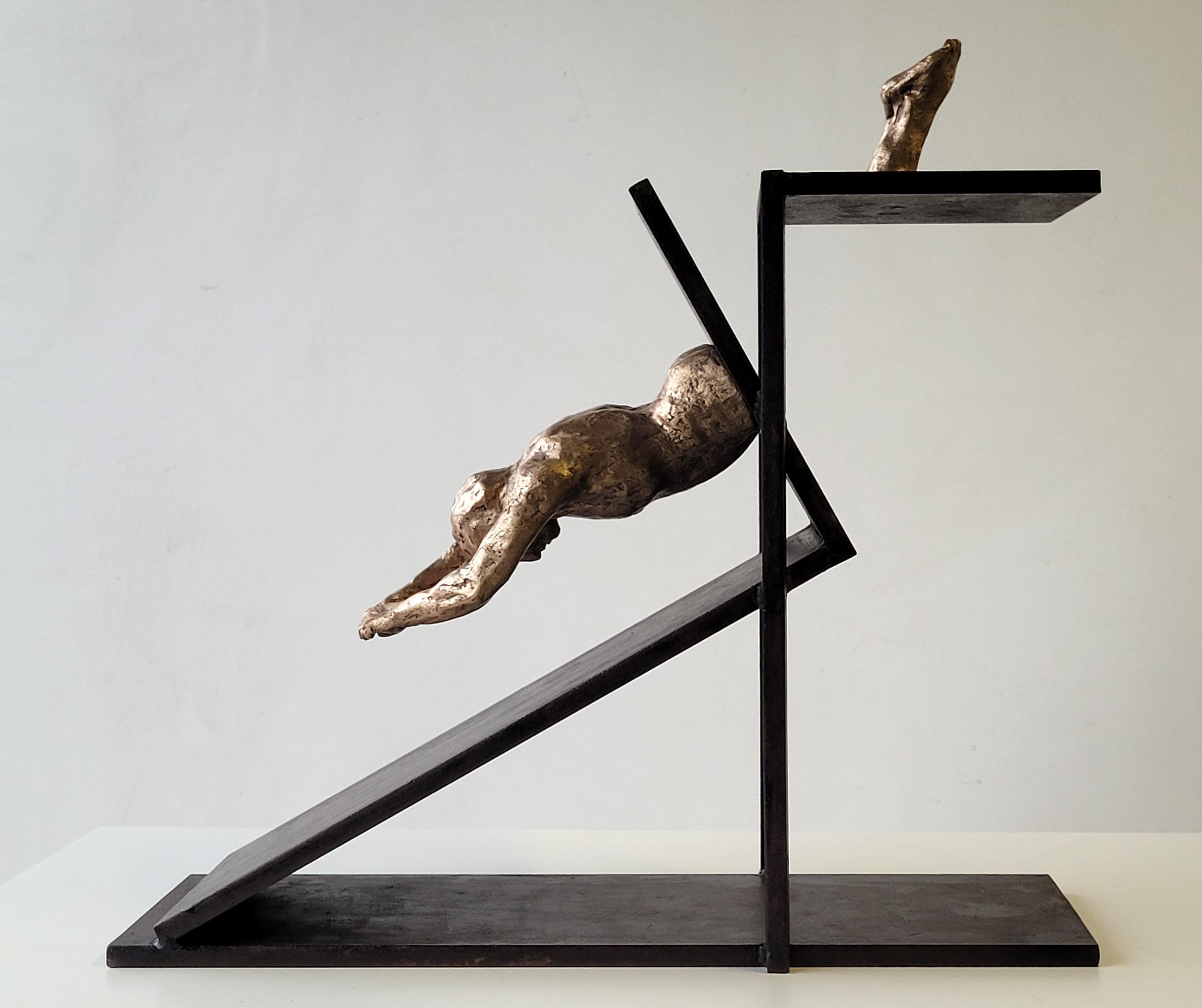 Amancio 15 Pool Gold et Black Bronze. fer à repasser. EL SALTO III. sculpture originale - Contemporain Sculpture par Amancio González Andrés