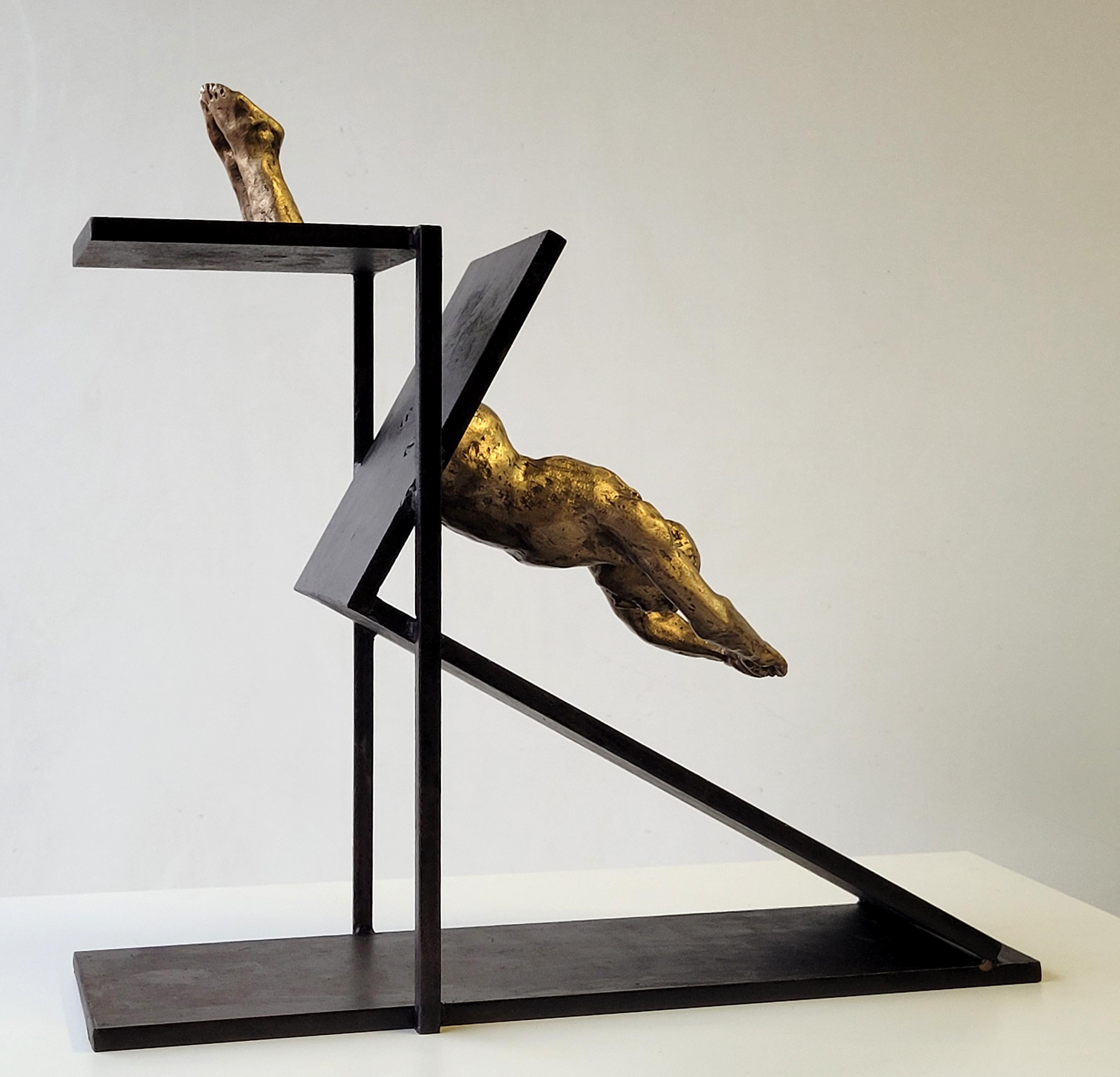 Amancio 15 Pool Gold et Black Bronze. fer à repasser. EL SALTO III. sculpture originale en vente 1