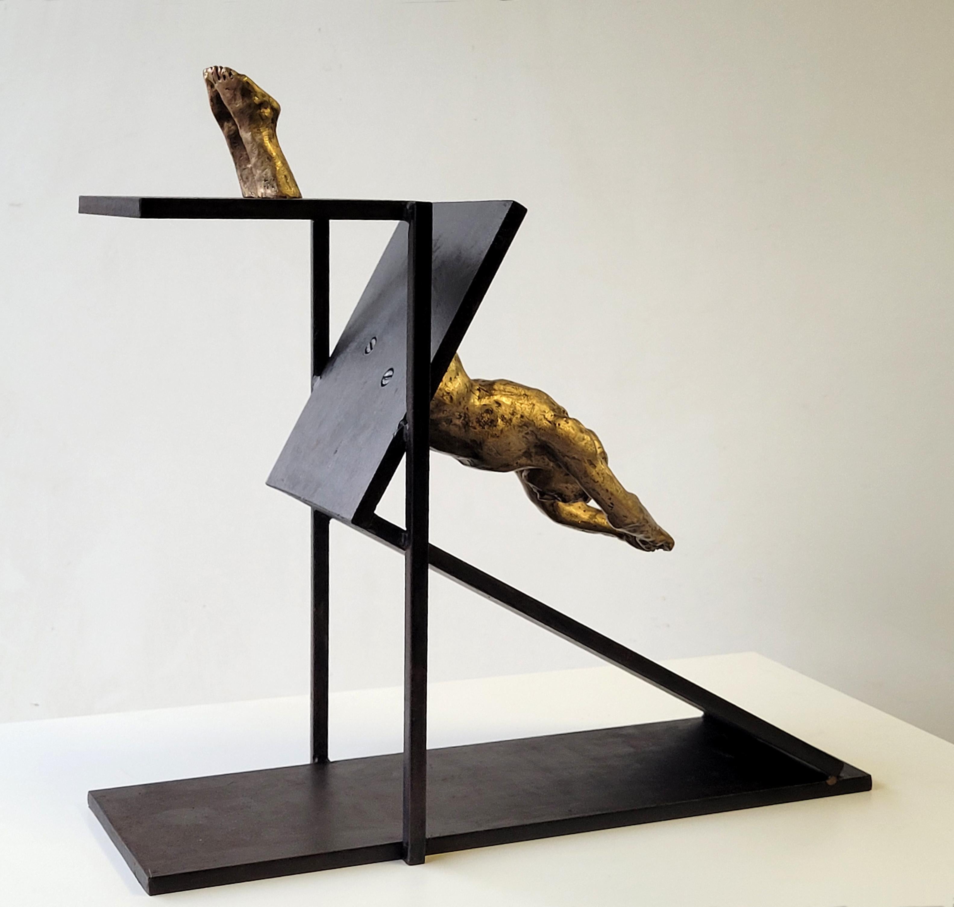 Amancio 15 Pool Gold et Black Bronze. fer à repasser. EL SALTO III. sculpture originale en vente 2