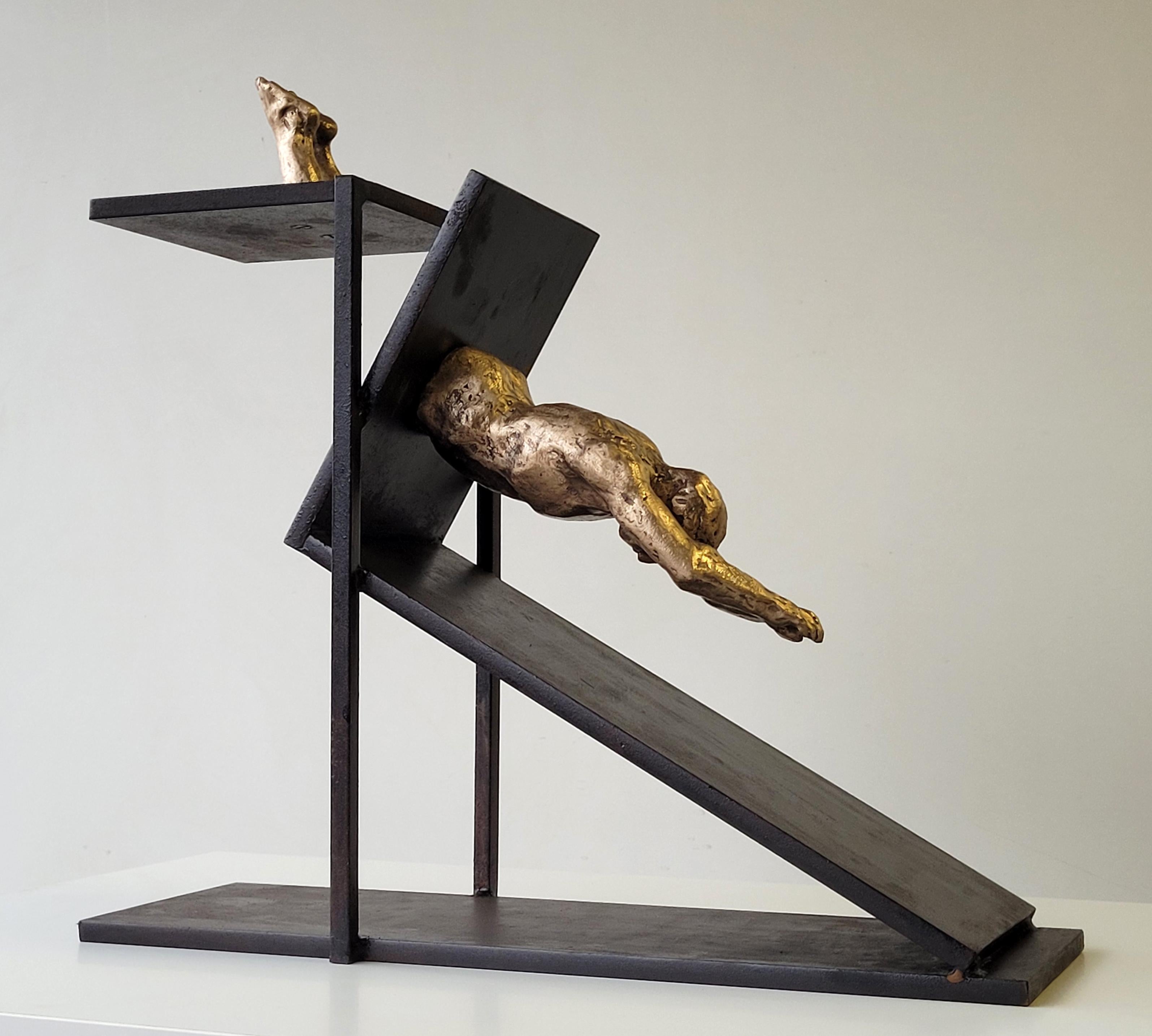 Amancio 15 Pool Gold et Black Bronze. fer à repasser. EL SALTO III. sculpture originale en vente 3