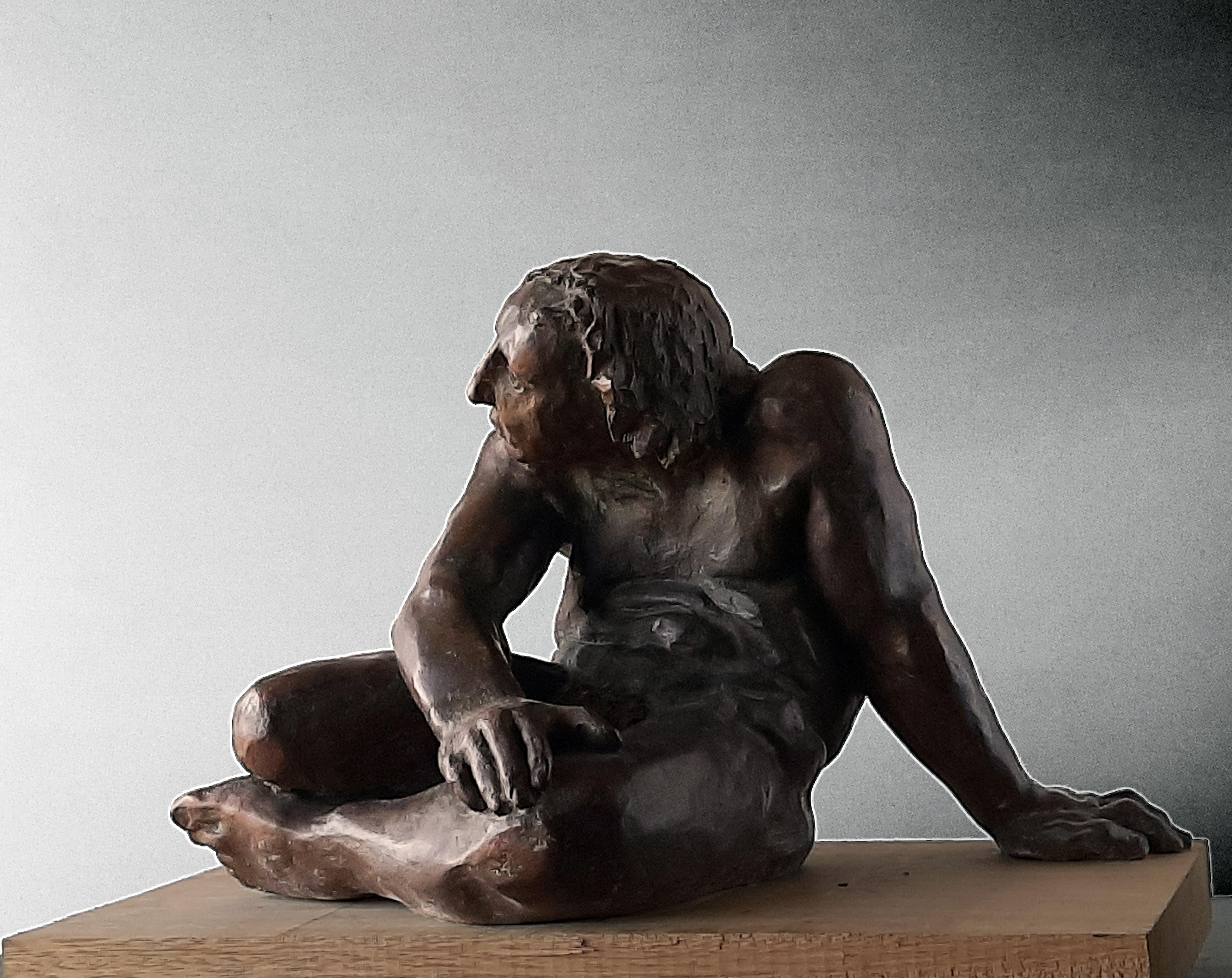 Amancio 9 Uomo  Guerrero Herido  scultura originale in bronzo - Figurative Sculpture Oro di Amancio González Andrés