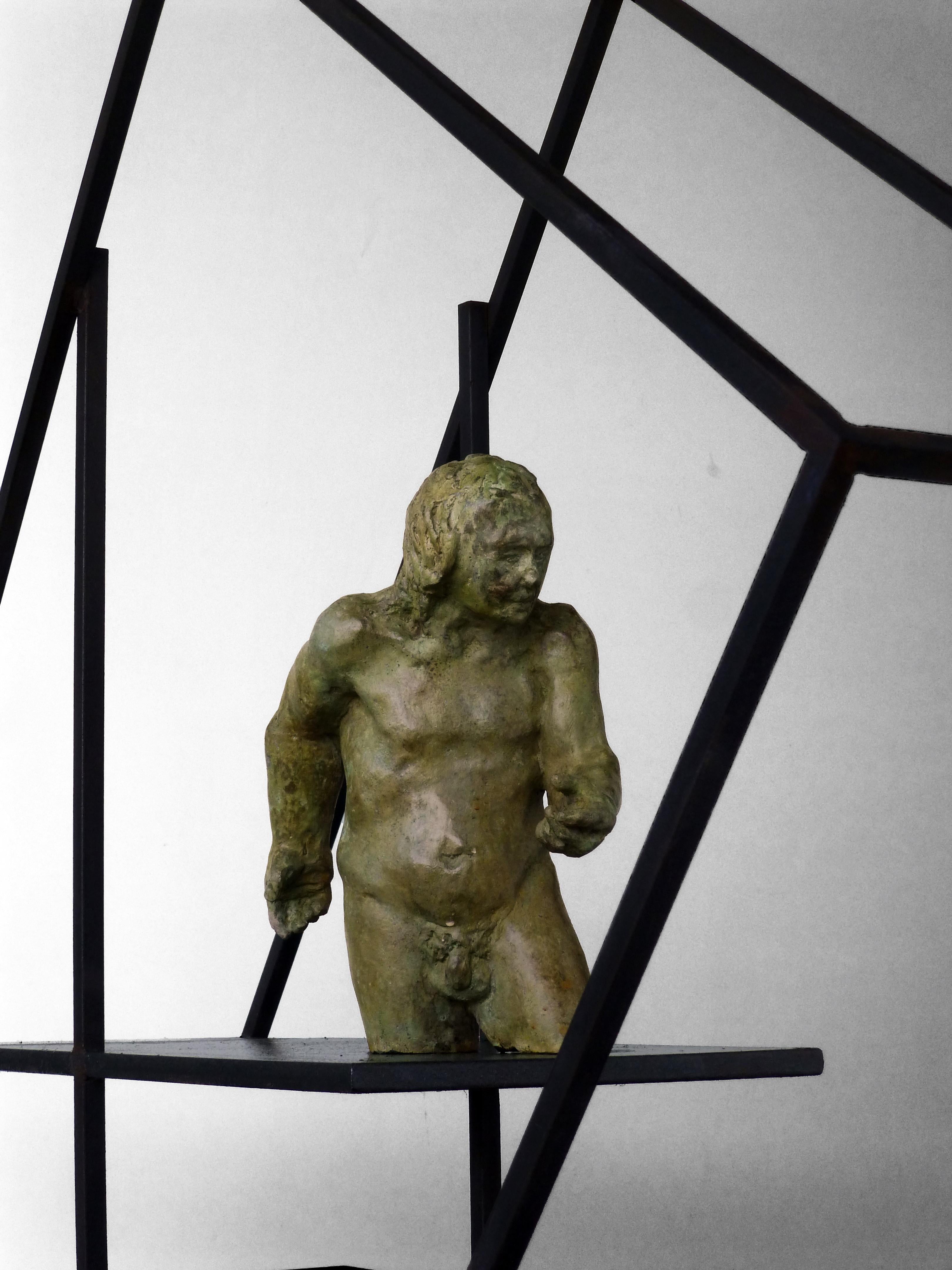 Amancio  Mann  El Lugar que habito III – Original-Skulptur aus Bronzeeisen.  im Angebot 1