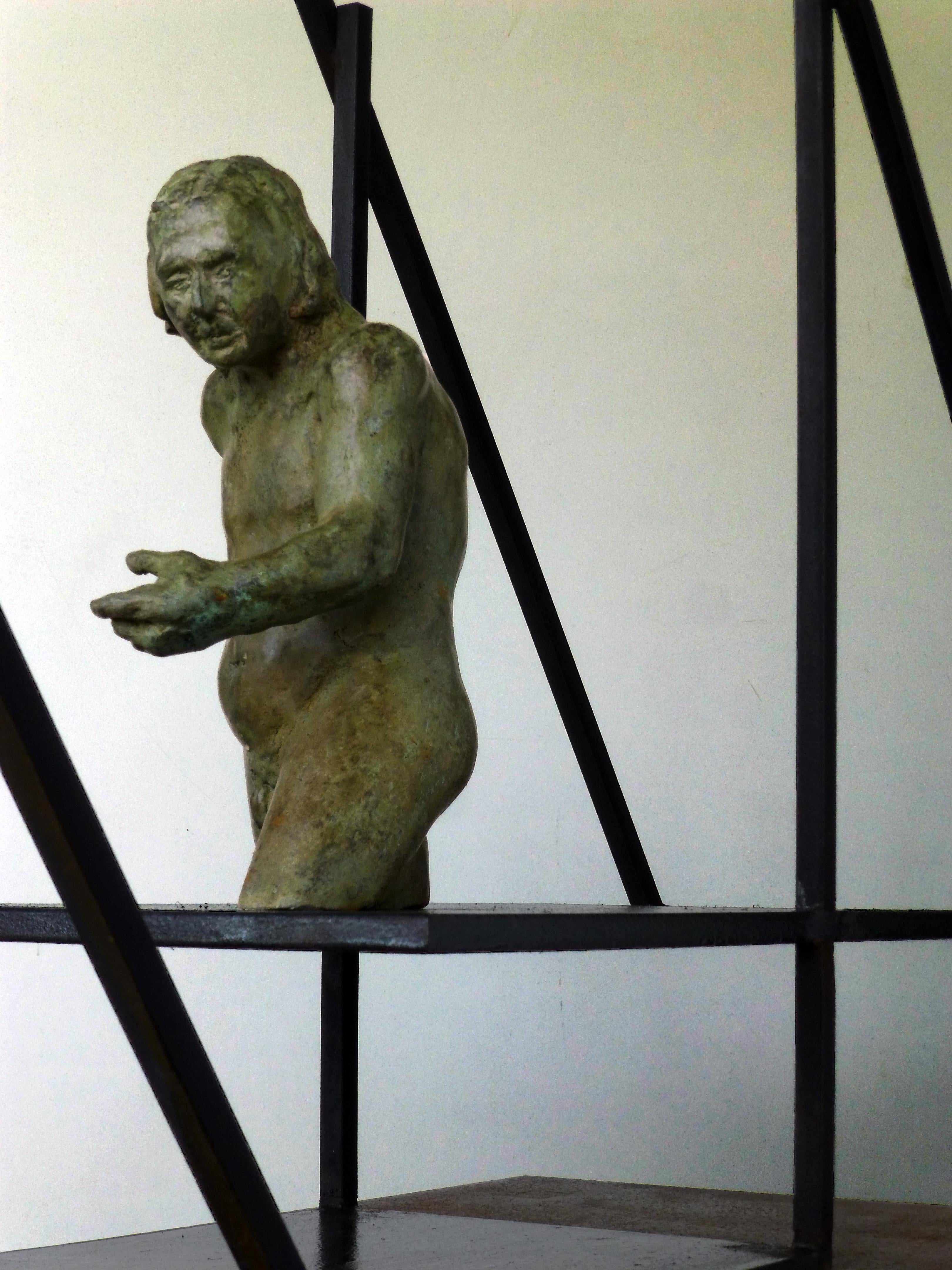 Amancio  Mann  El Lugar que habito III – Original-Skulptur aus Bronzeeisen.  im Angebot 2