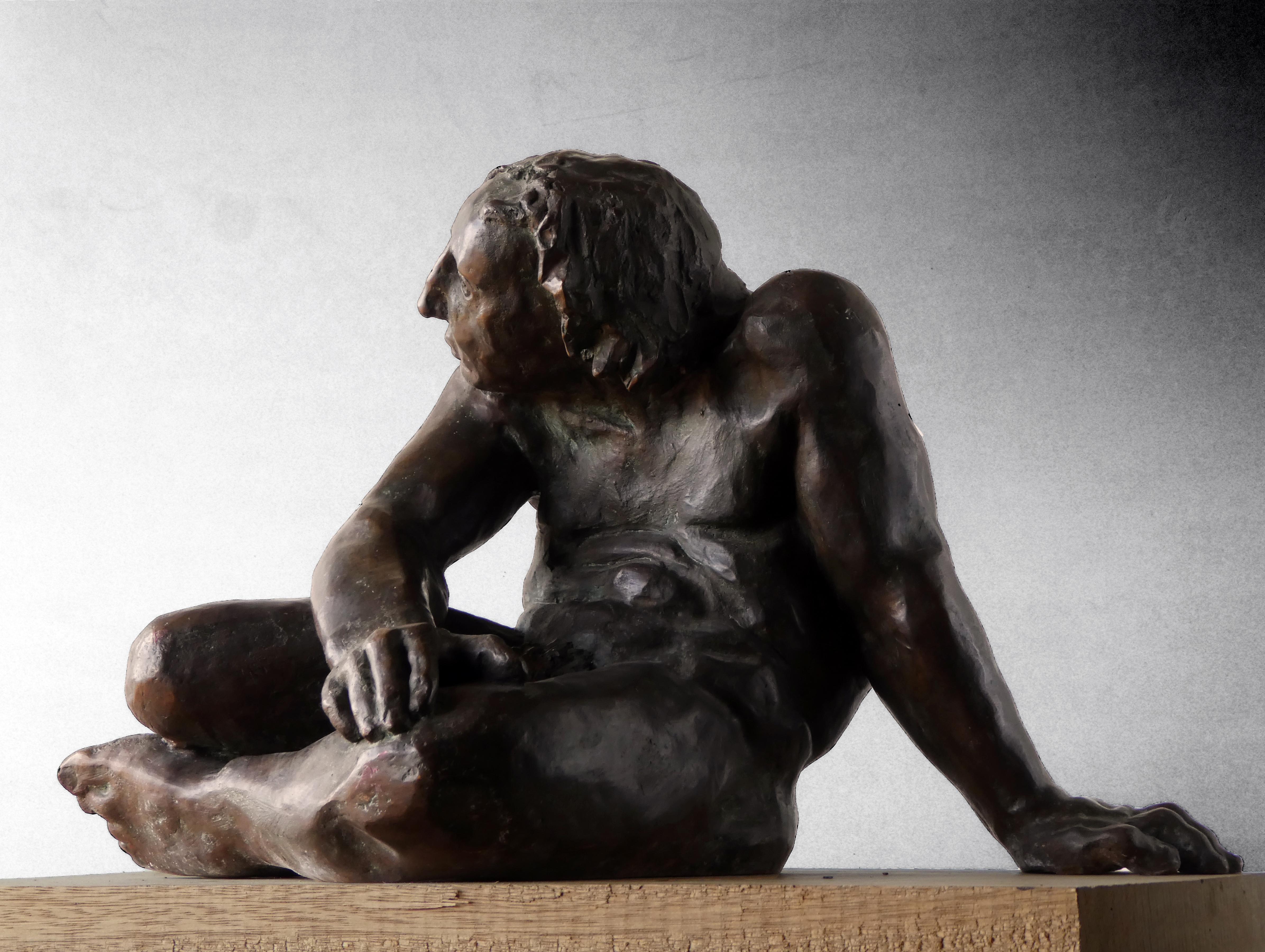 Figurative Sculpture Amancio González Andrés - Amancio 18 hommes  Guerrero Herido  Sculpture en bronze d'origine