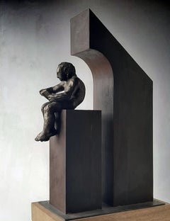 Amancio   Uomo la casa II. scultura originale in ferro e bronzo