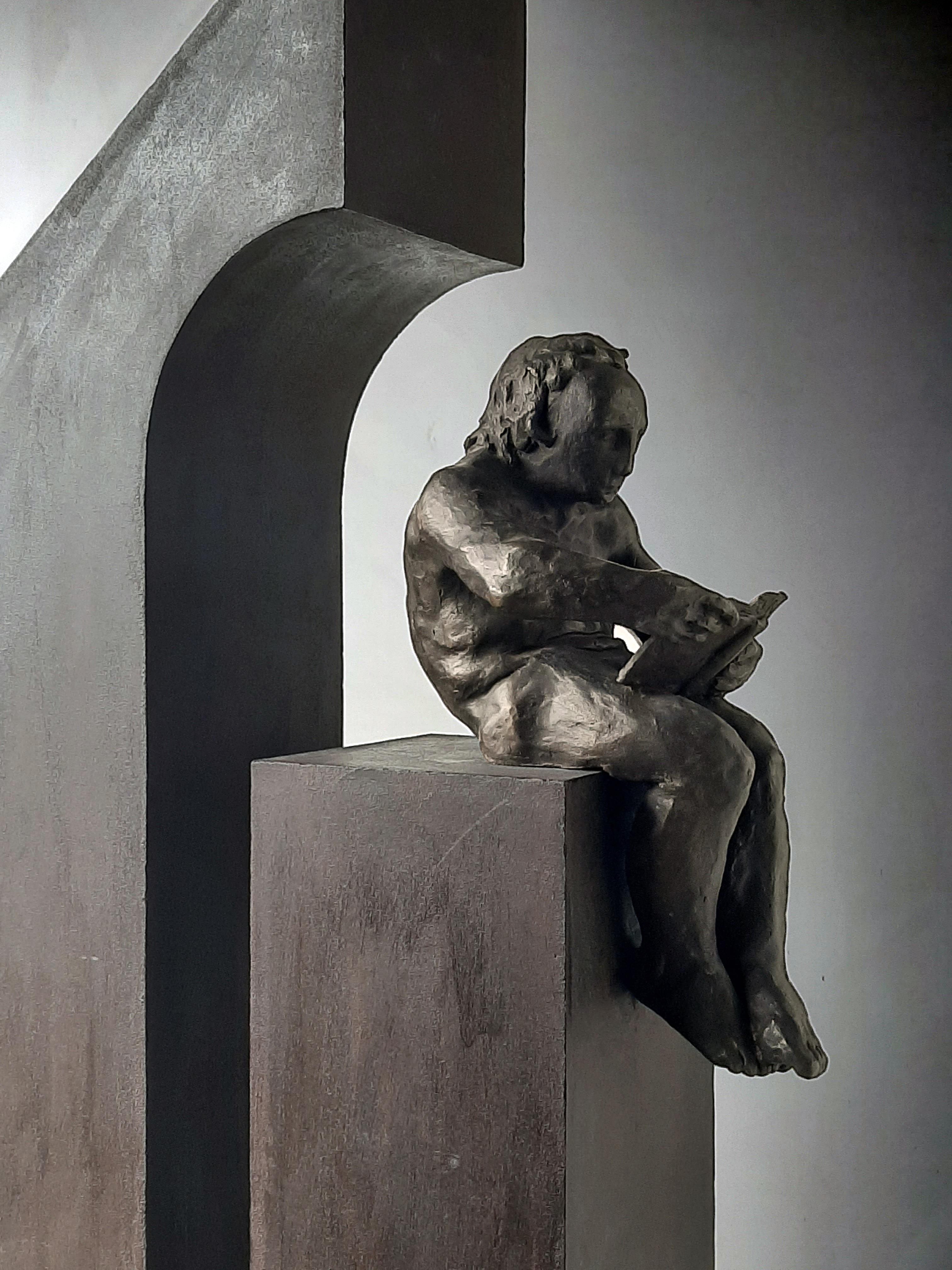 Amancio   Man la casa II. Original-Skulptur aus Eisenbronze im Angebot 1