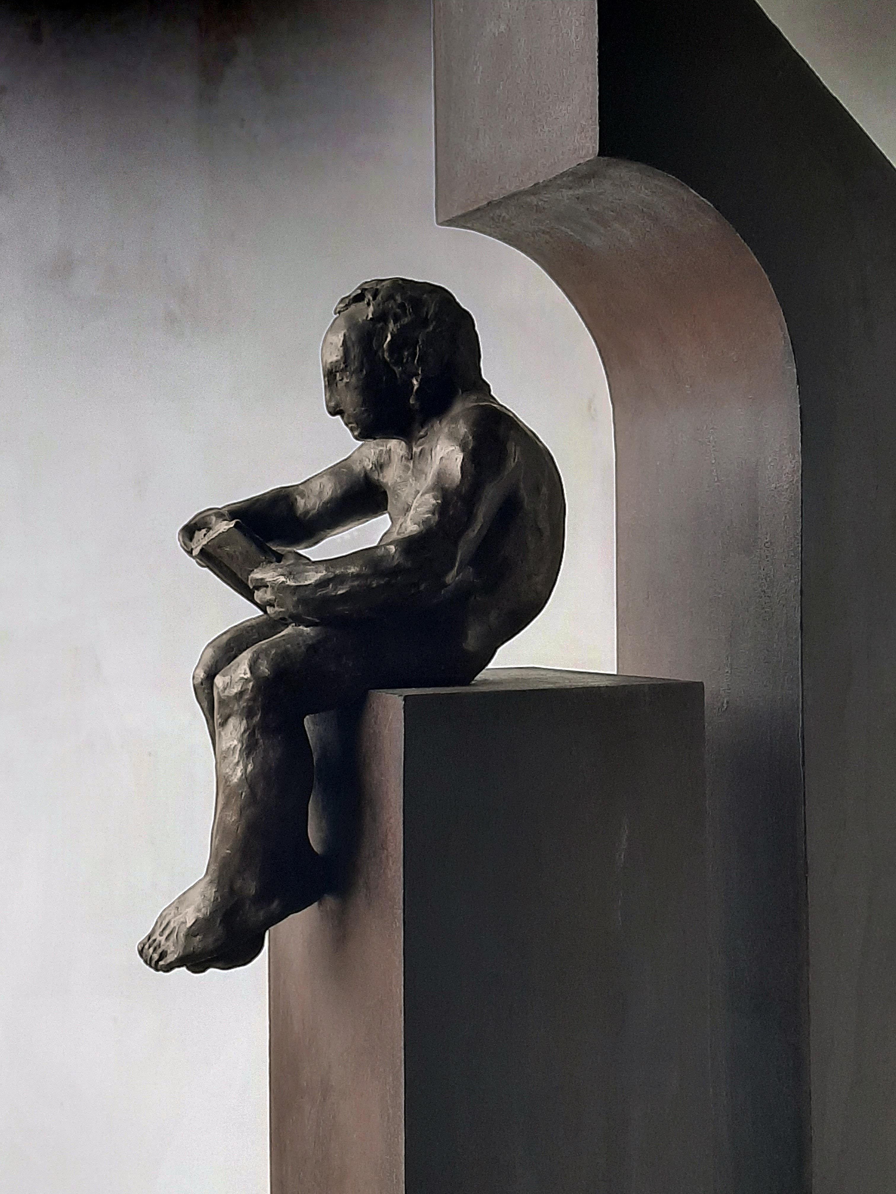 Amancio   Man la casa II. Original-Skulptur aus Eisenbronze im Angebot 4