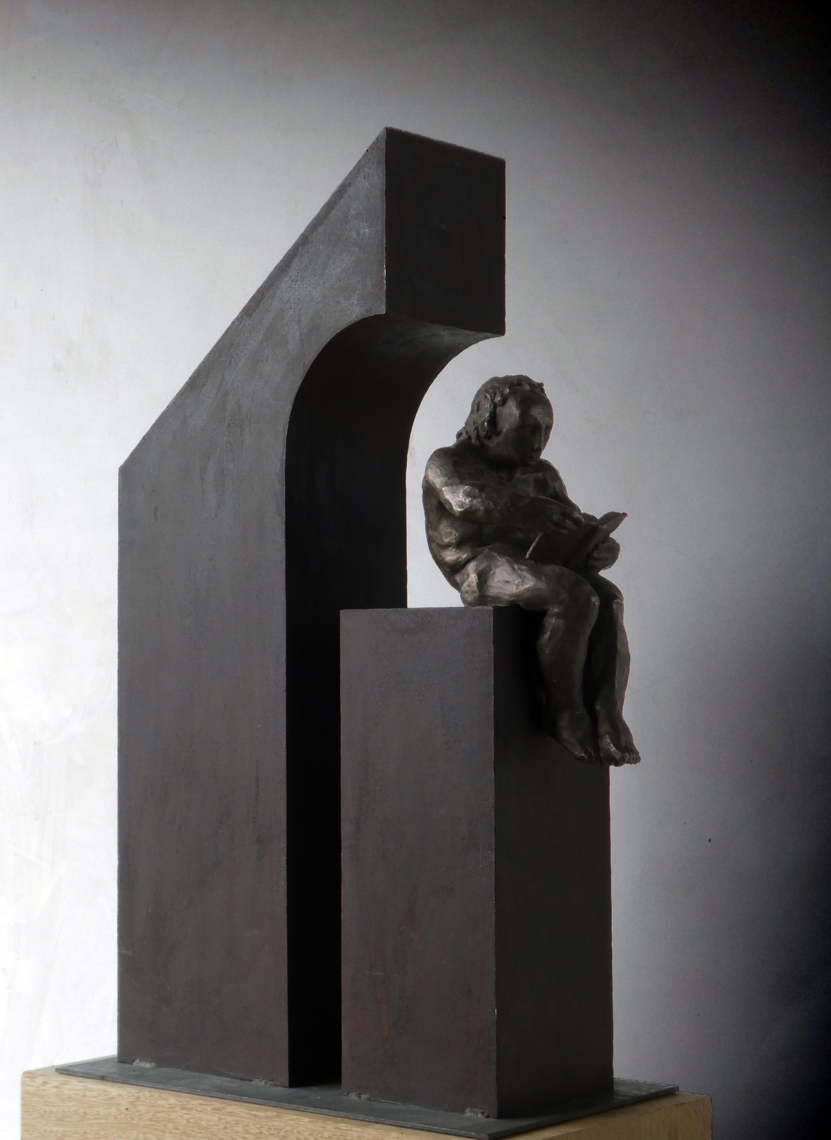 Amancio Gonzalez Morera Figurative Sculpture – Amancio   Man la casa II. Original-Skulptur aus Eisenbronze