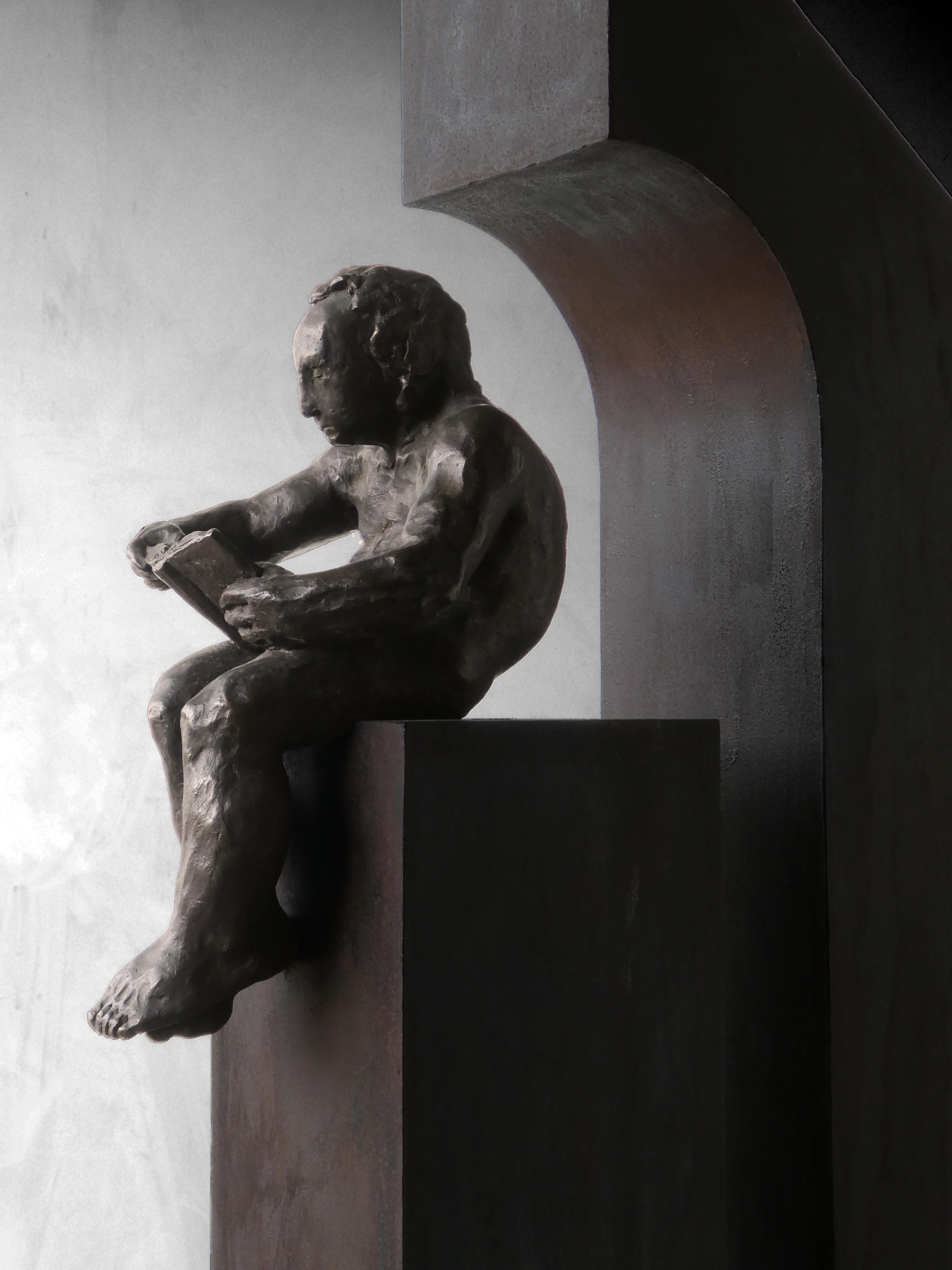 Amancio 19. Hombre la casa II. escultura original hierro bronce en venta 4