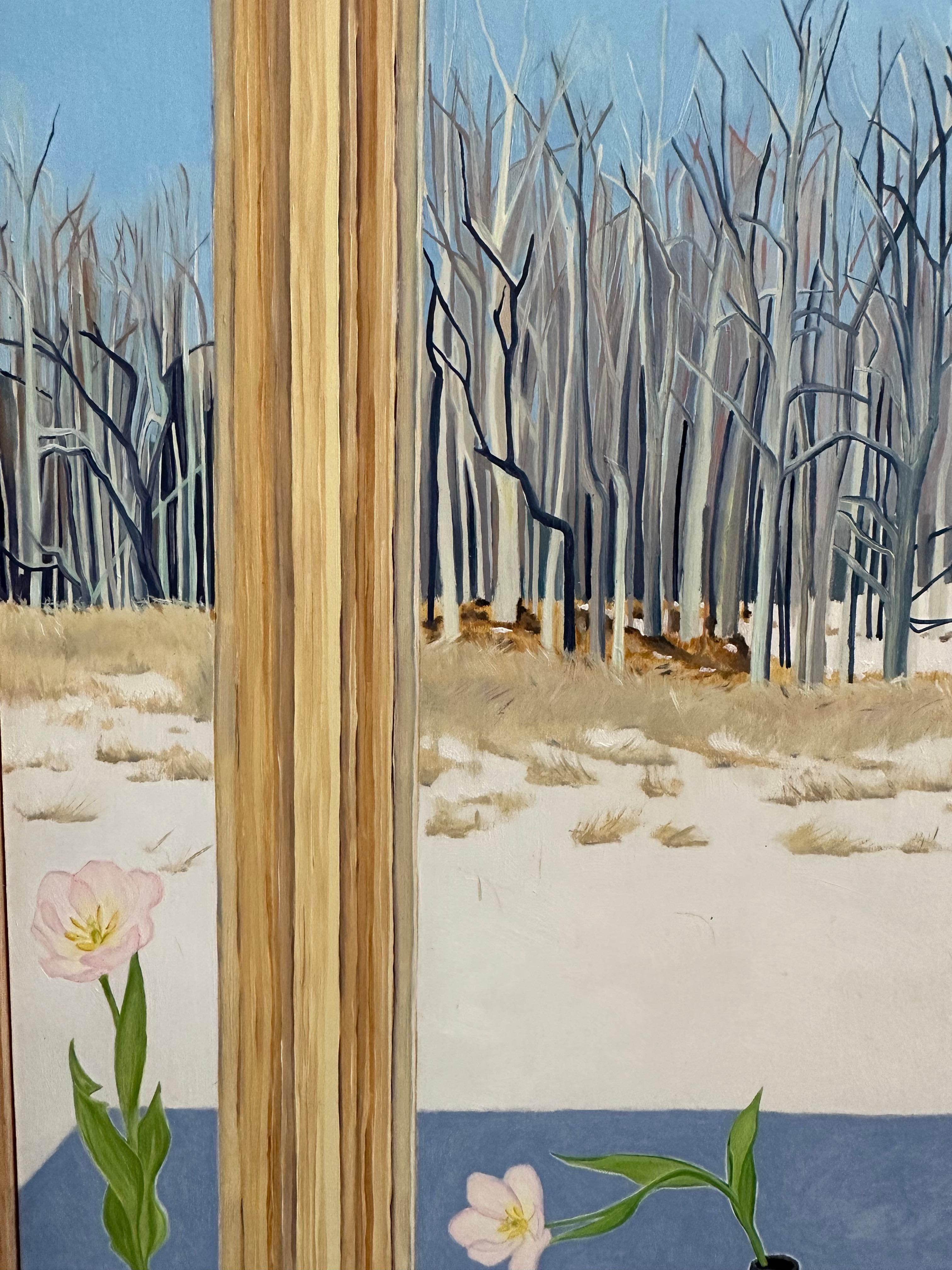 En este bodegón contemporáneo pintado al óleo sobre tabla, unos tulipanes blancos de un tono rosa claro están sentados en el alféizar de una ventana de madera, mientras que a través de los cristales de la ventana se ve un paisaje invernal con un