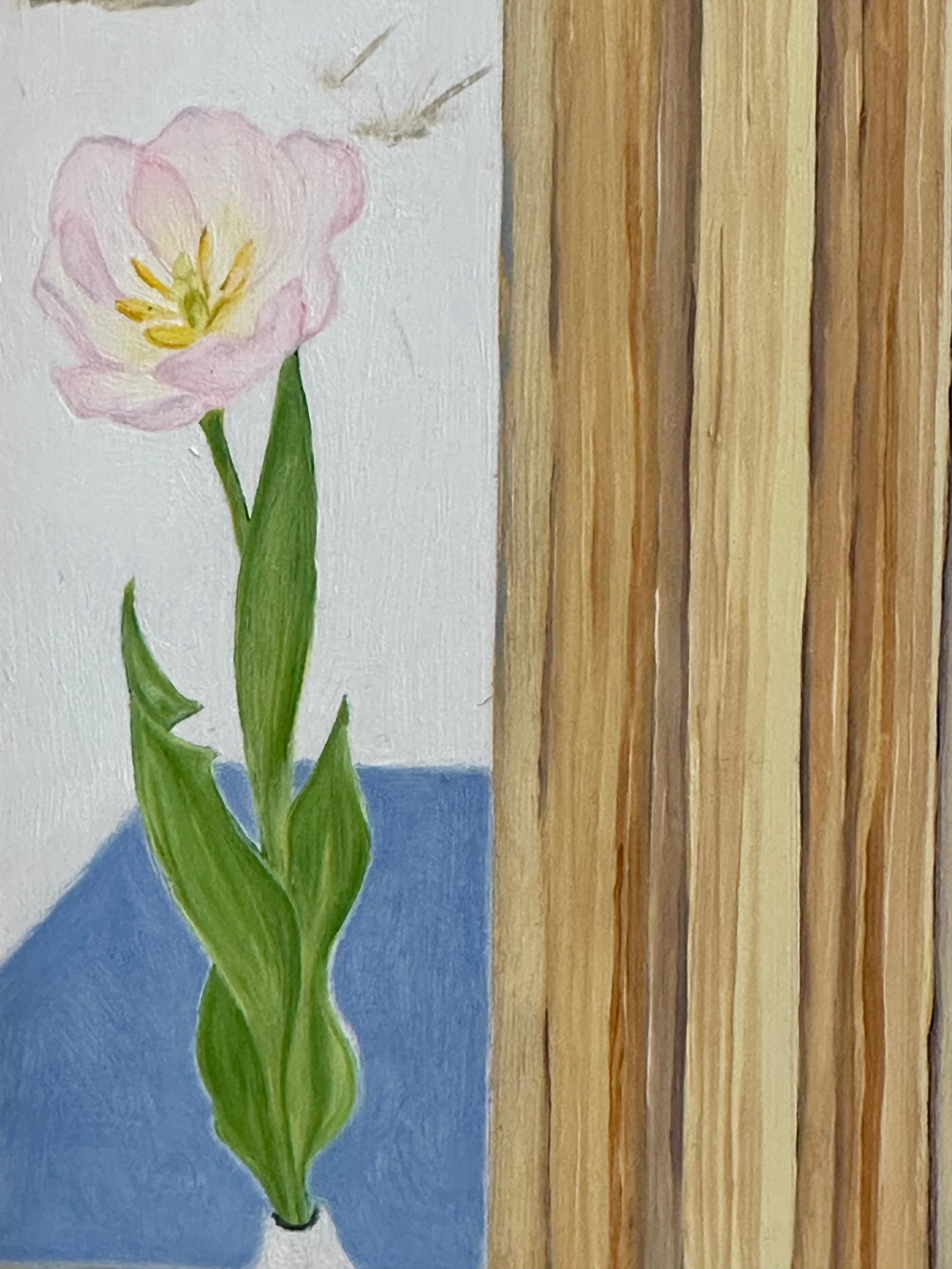 Auf einer hölzernen Fensterbank stehen weiße Tulpen in einem hellen Rosa, während draußen durch die Fensterscheiben eine Winterlandschaft mit einem schneebedeckten Feld und kahlen Bäumen vor blauem Himmel zu sehen ist. Verso signiert, datiert und