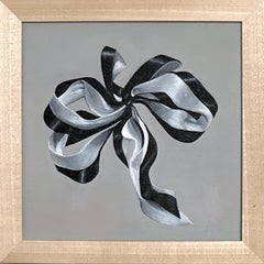 Acrylgemälde „Epaule Ribbon“ mit minimal schwarz-weiß gestreifter Schleife im Rahmen
