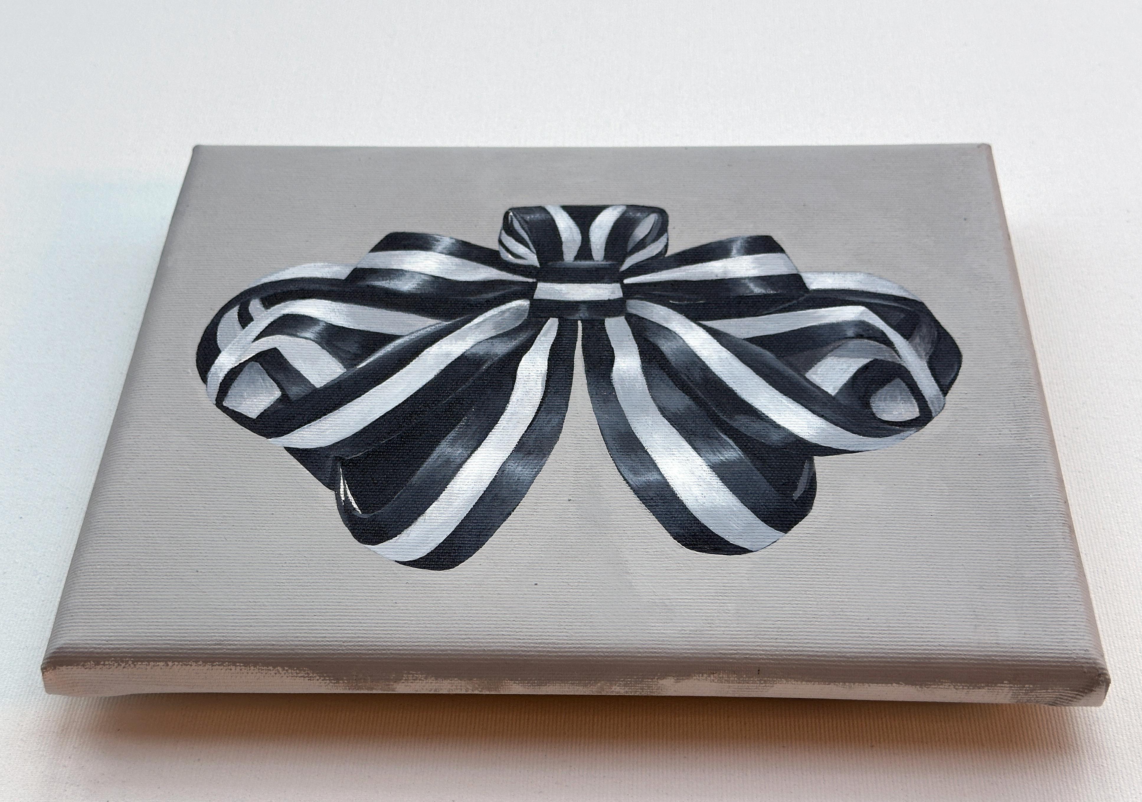Acrylgemälde „Grand Ribbon“ mit Rahmen minimale schwarz-weiß gestreifte Streifen, Geschenk (Grau), Abstract Painting, von Amanda Andersen
