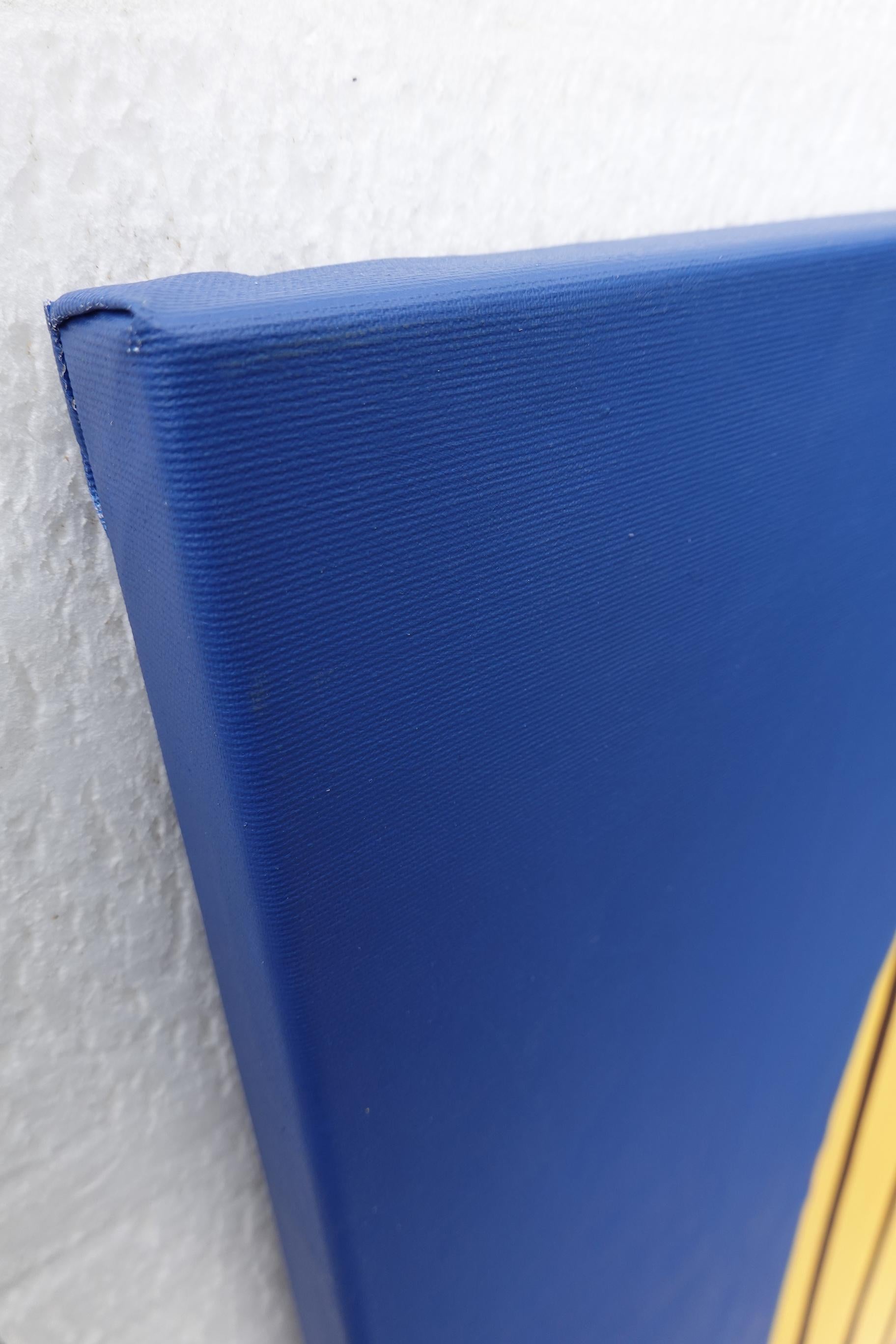 « Beaming I », peinture acrylique abstraite sur toile jaune foncé sur bleu cobalt royal - Bleu Abstract Painting par Amanda Andersen