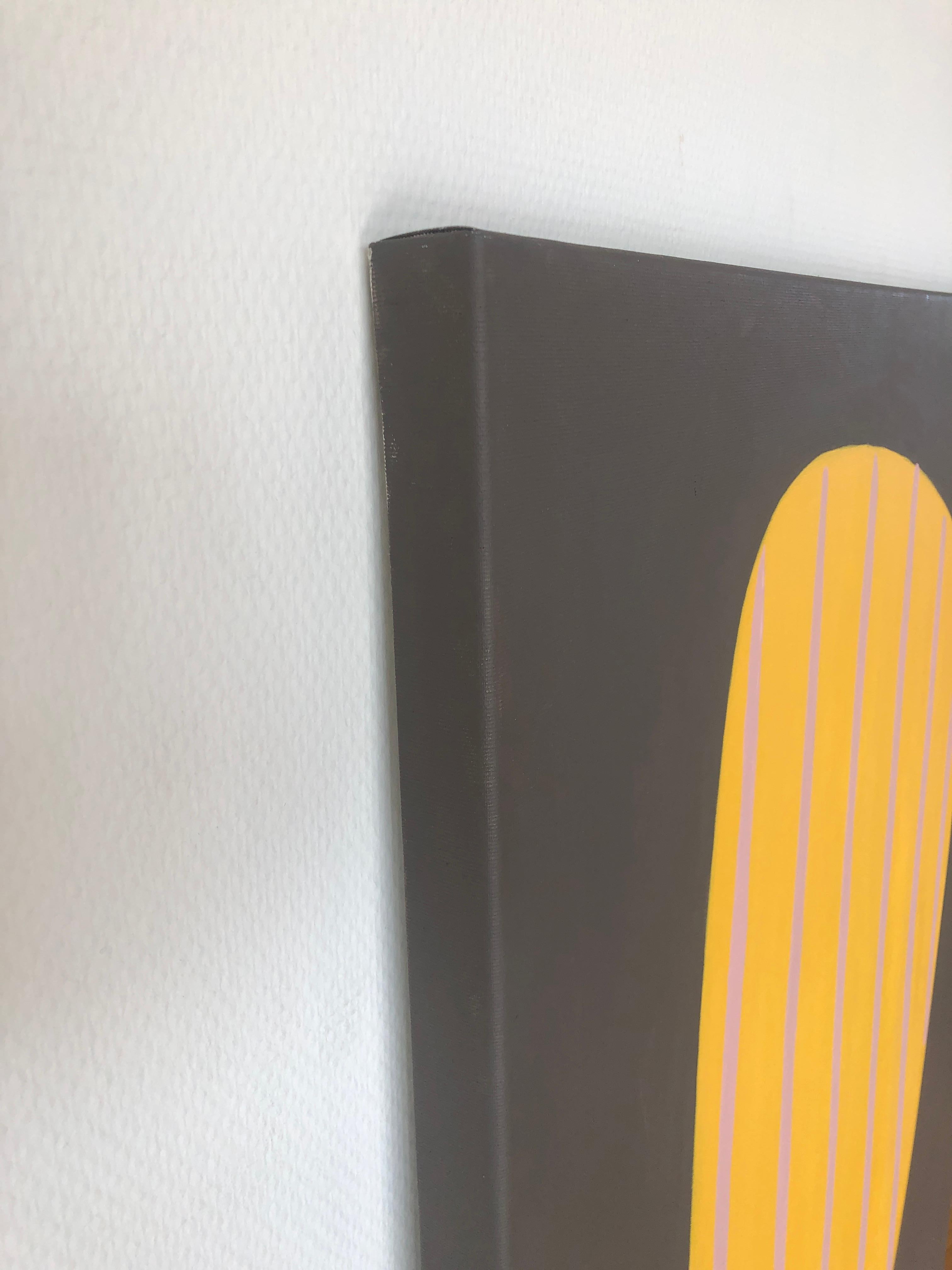 Peinture acrylique abstraite « Beaming IV », jaune foncé sur gris audacieux, courbes à rayures - Gris Abstract Painting par Amanda Andersen