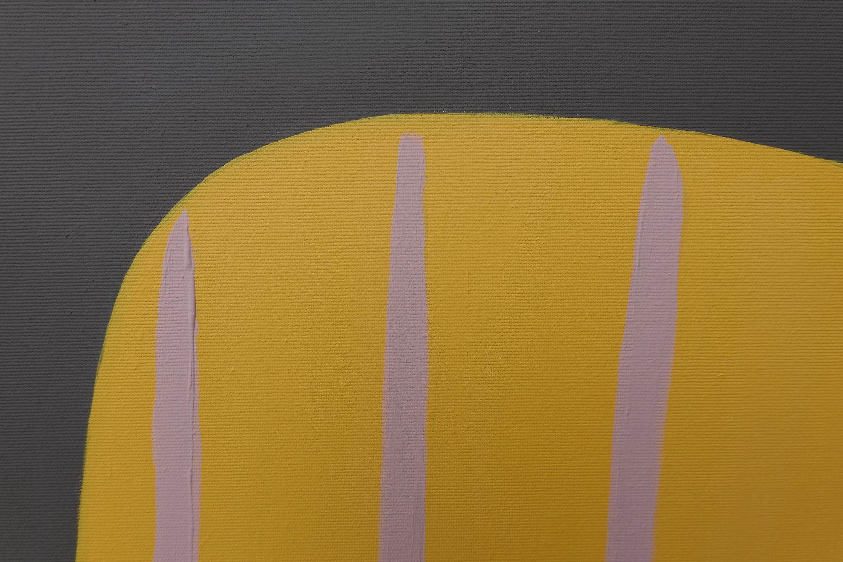 Peinture acrylique abstraite « Beaming IV », jaune foncé sur gris audacieux, courbes à rayures en vente 1