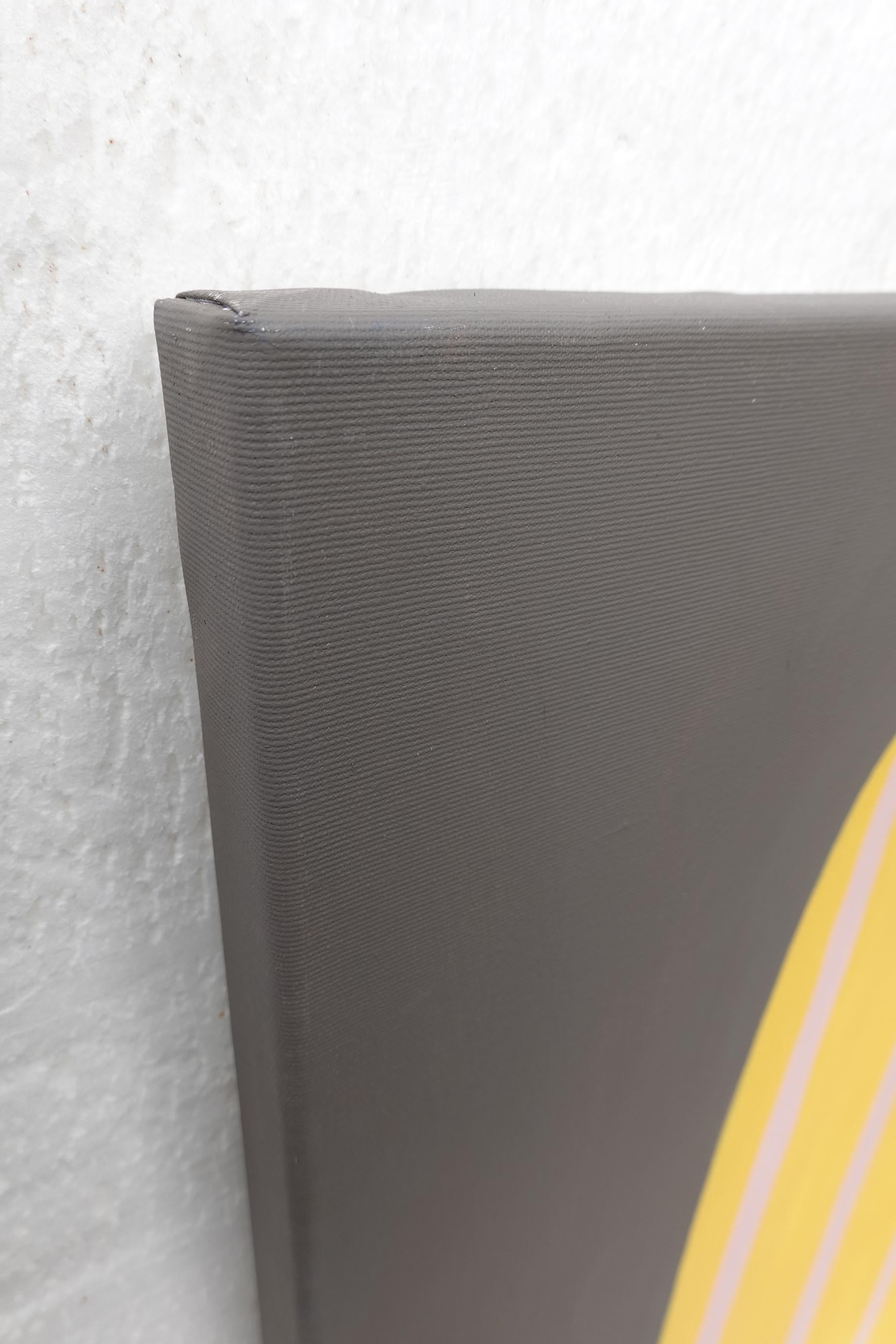 Peinture acrylique abstraite « Beaming IV », jaune foncé sur gris audacieux, courbes à rayures en vente 2