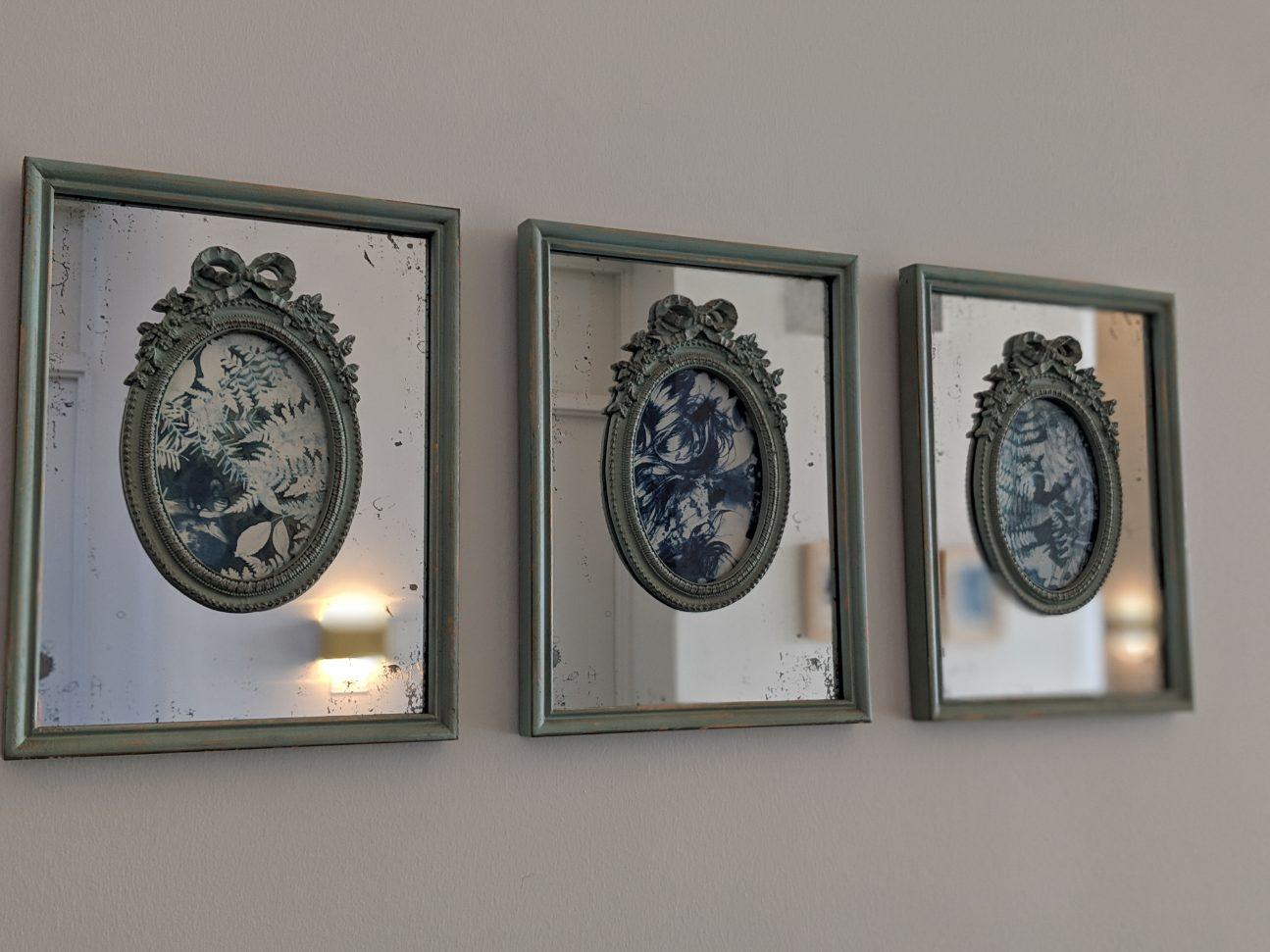 Amanda Besl Still-Life Print – Set von 6 zeitgenössischen Zyanotypen in verspiegelten Rahmen Blauweiße weibliche Künstlerin