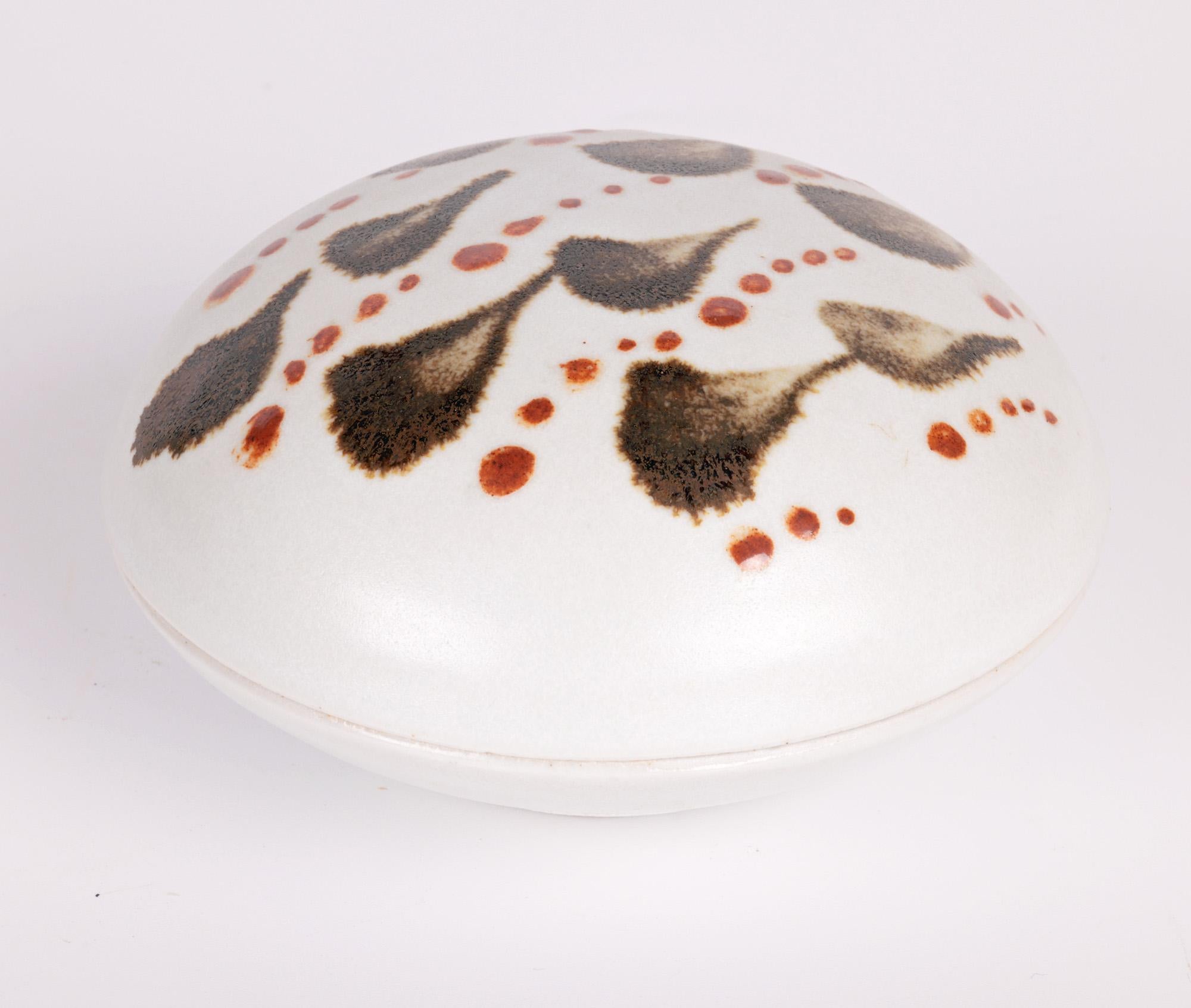 Amanda Brier Leach Pottery Porcelain Lidded Box with Stylized Leaf Patterning  For Sale 4