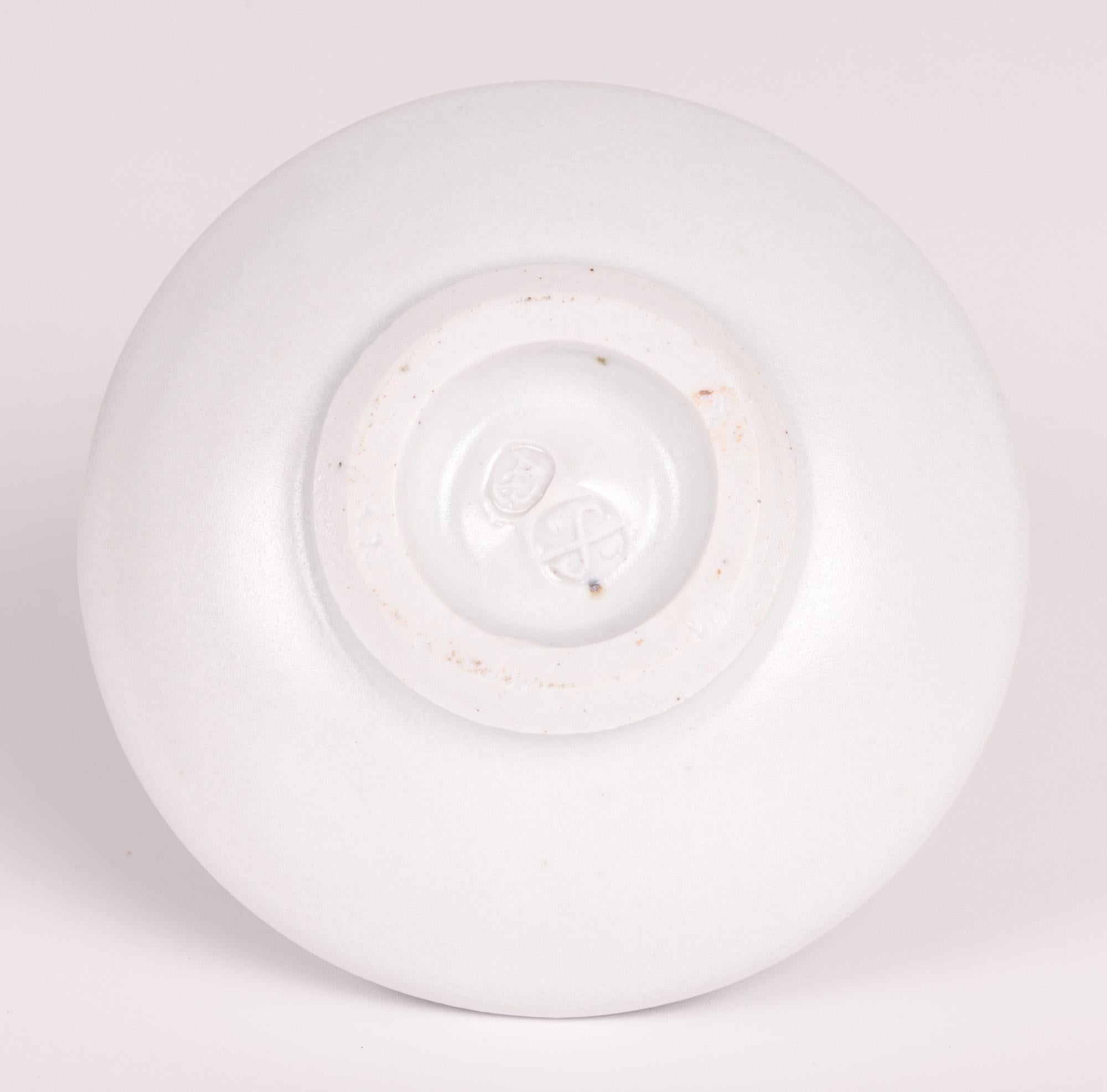 Amanda Brier Leach Pottery Scatola con coperchio in porcellana con motivi di foglie stilizzate in vendita 4