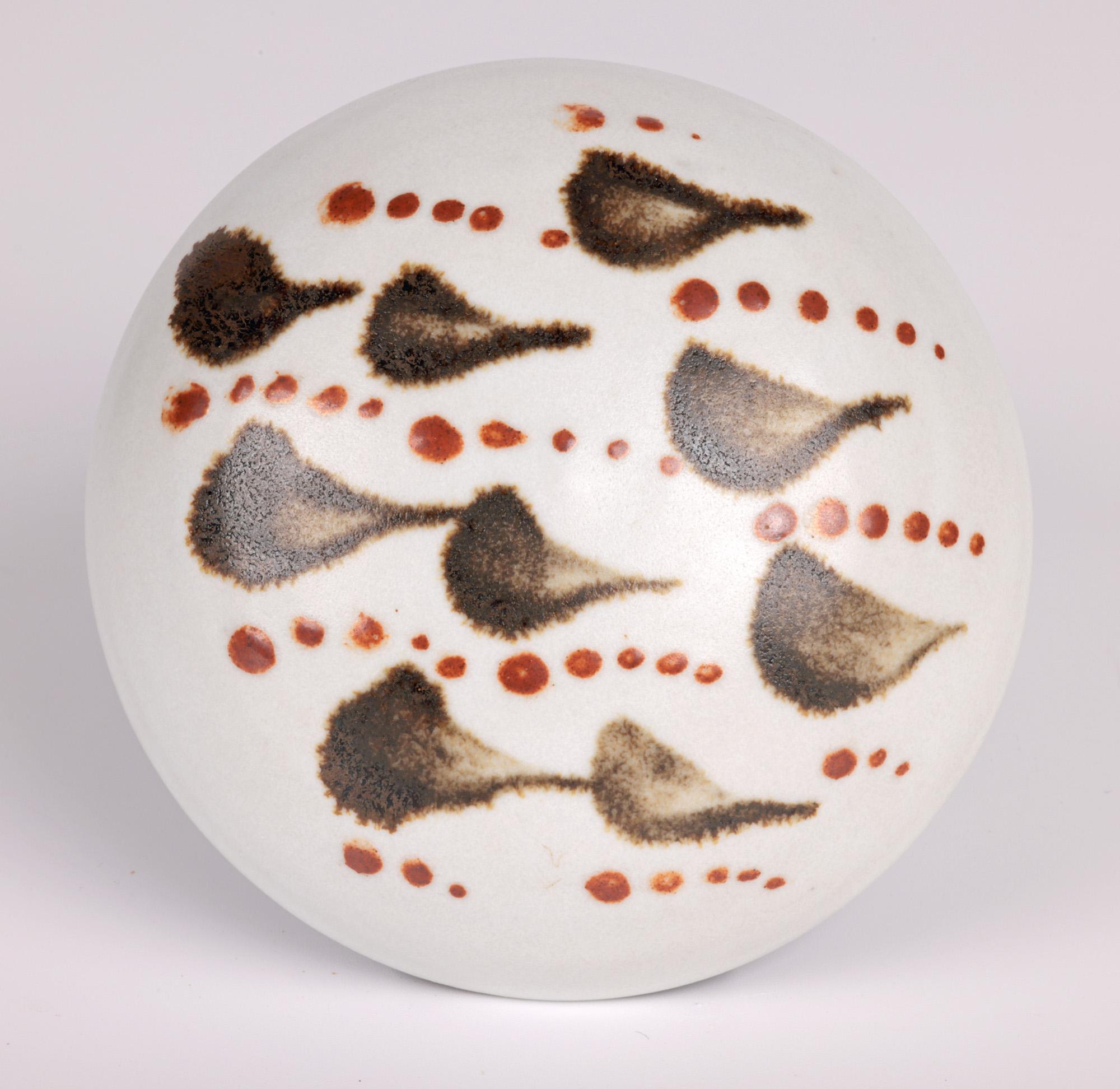 Amanda Brier Leach Pottery Scatola con coperchio in porcellana con motivi di foglie stilizzate in vendita 6