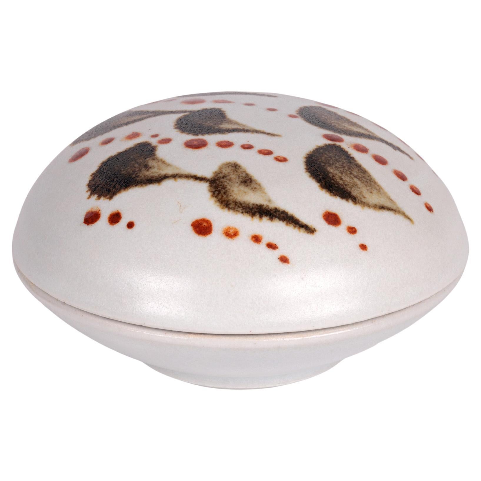 Amanda Brier Leach Pottery Scatola con coperchio in porcellana con motivi di foglie stilizzate in vendita