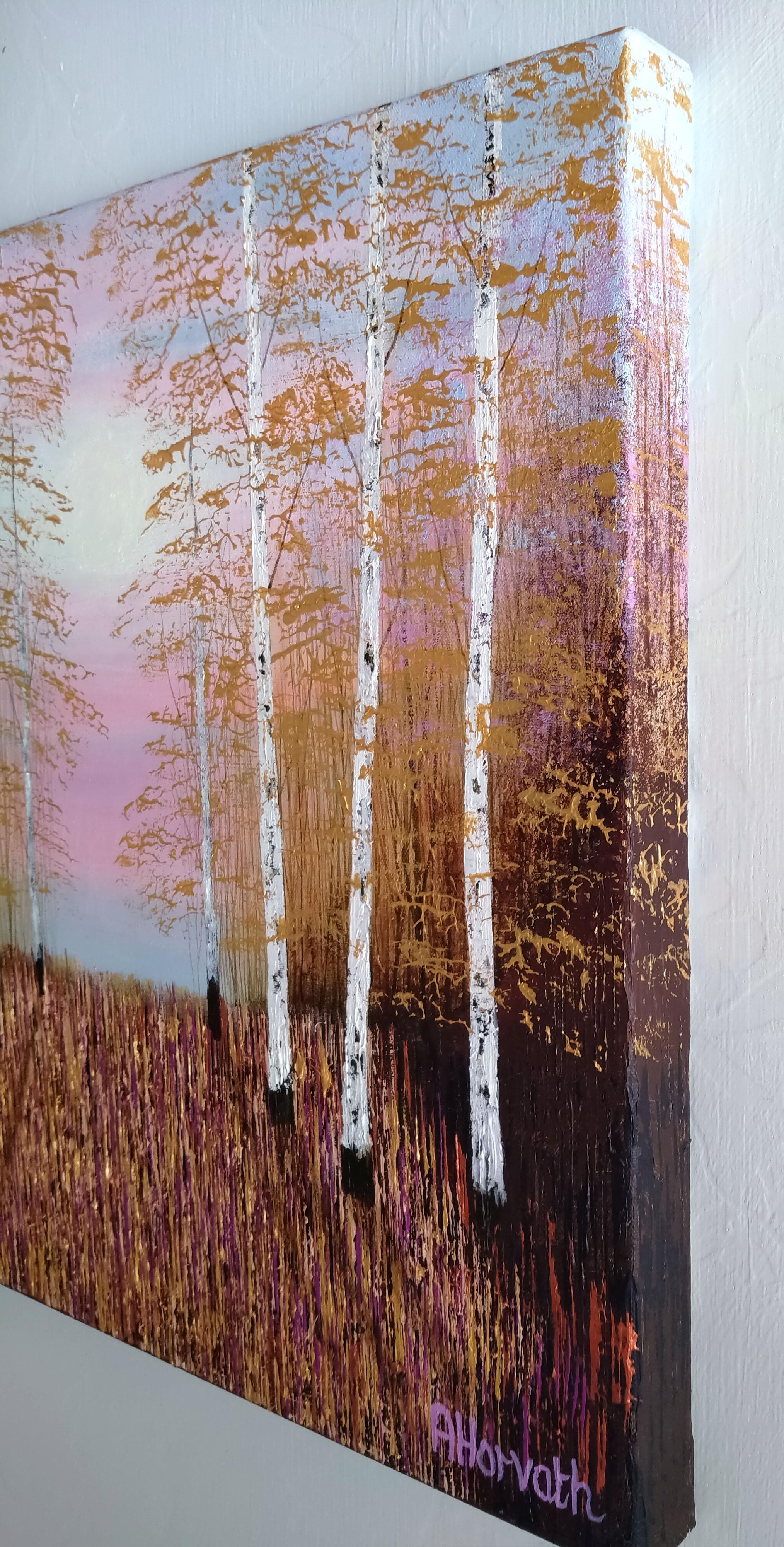 Dieses Gemälde erinnert an eine Waldlichtung in einer subtilen Farbpalette mit Gold und erdigen Farben der Natur. Eine friedliche Lichtung wird durch die Andeutung eines schönen Sonnenuntergangs zum Ausdruck gebracht. Mit dem Tanz von Licht und