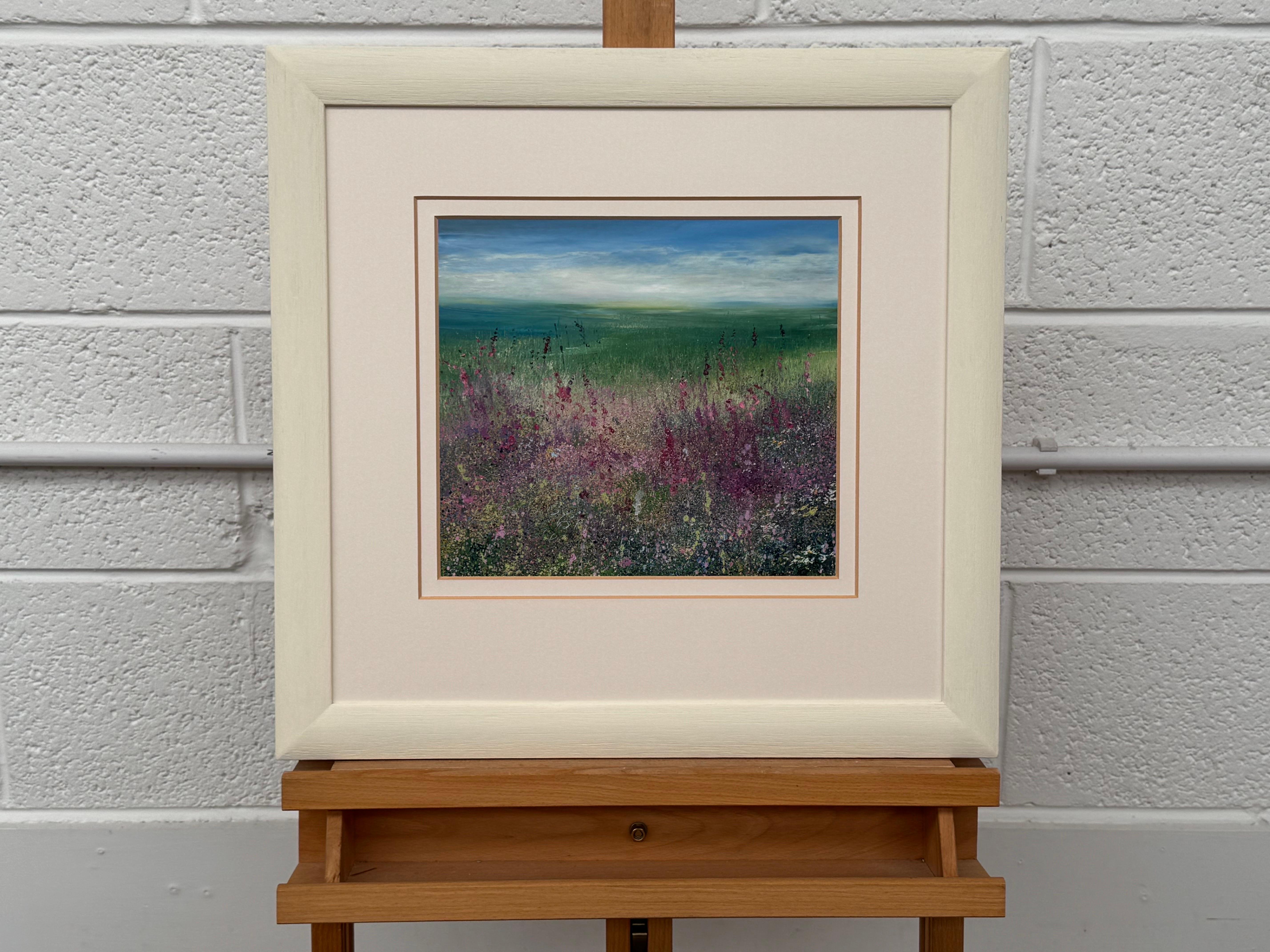 Feld mit Fingerhüten in der britischen Sommerlandschaft von einem zeitgenössischen Künstler – Painting von Amanda Hoskin