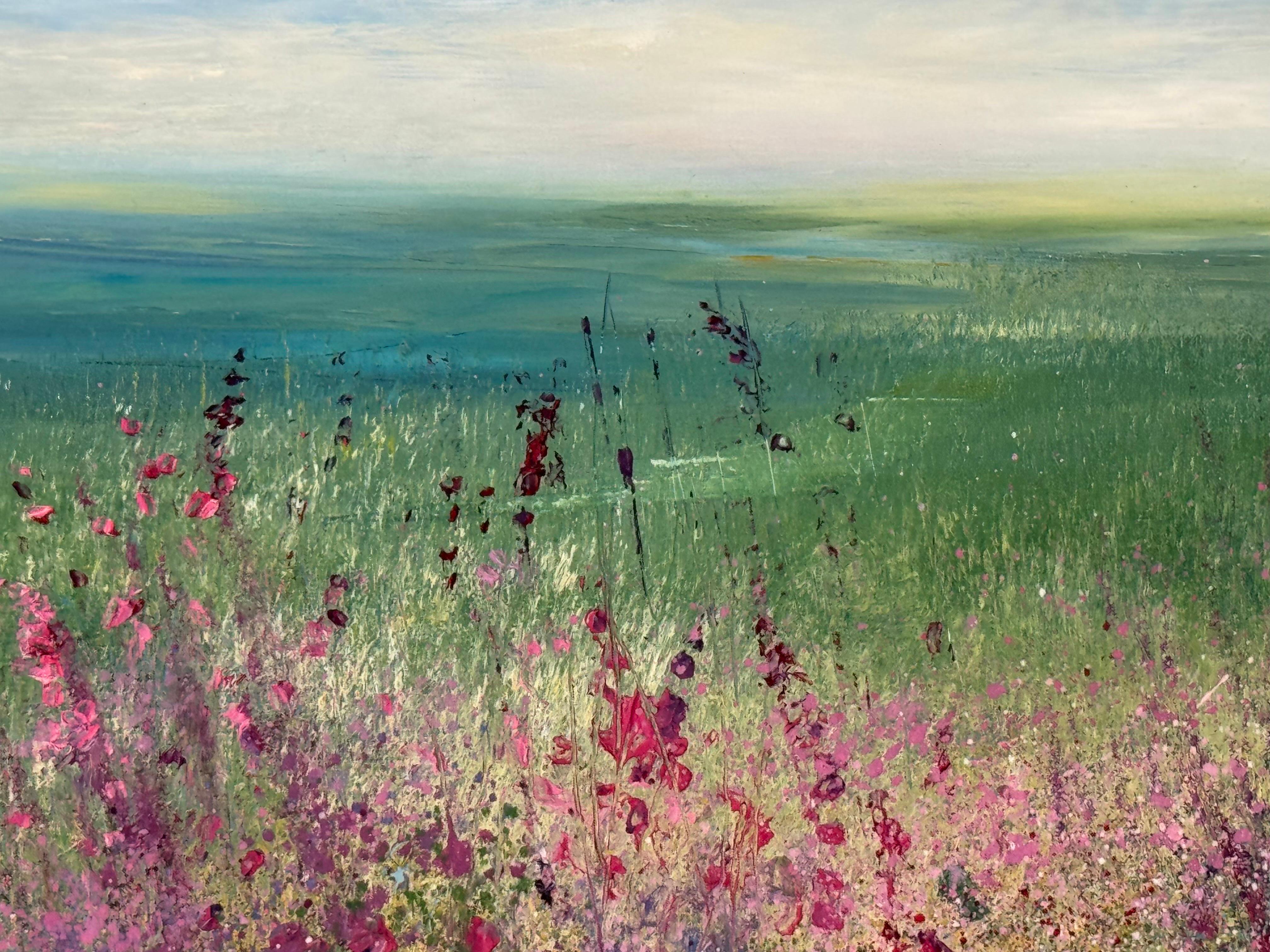 Feld mit Fingerhüten in der britischen Sommerlandschaft von einem zeitgenössischen Künstler (Beige), Abstract Painting, von Amanda Hoskin
