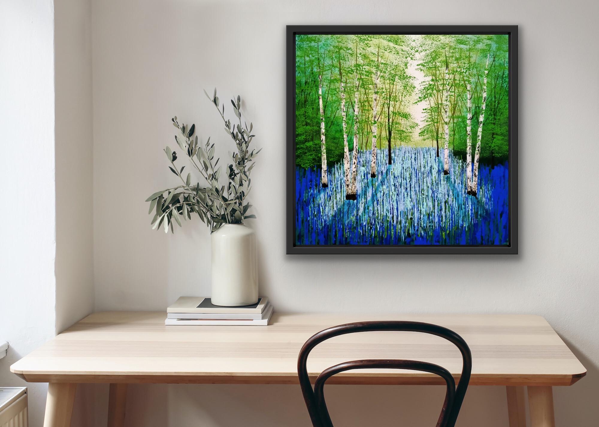 Bluebell Serenity, Bluebell Waldmalerei, Waldkunst, helles Baumgemälde – Painting von Amanda Hovarth