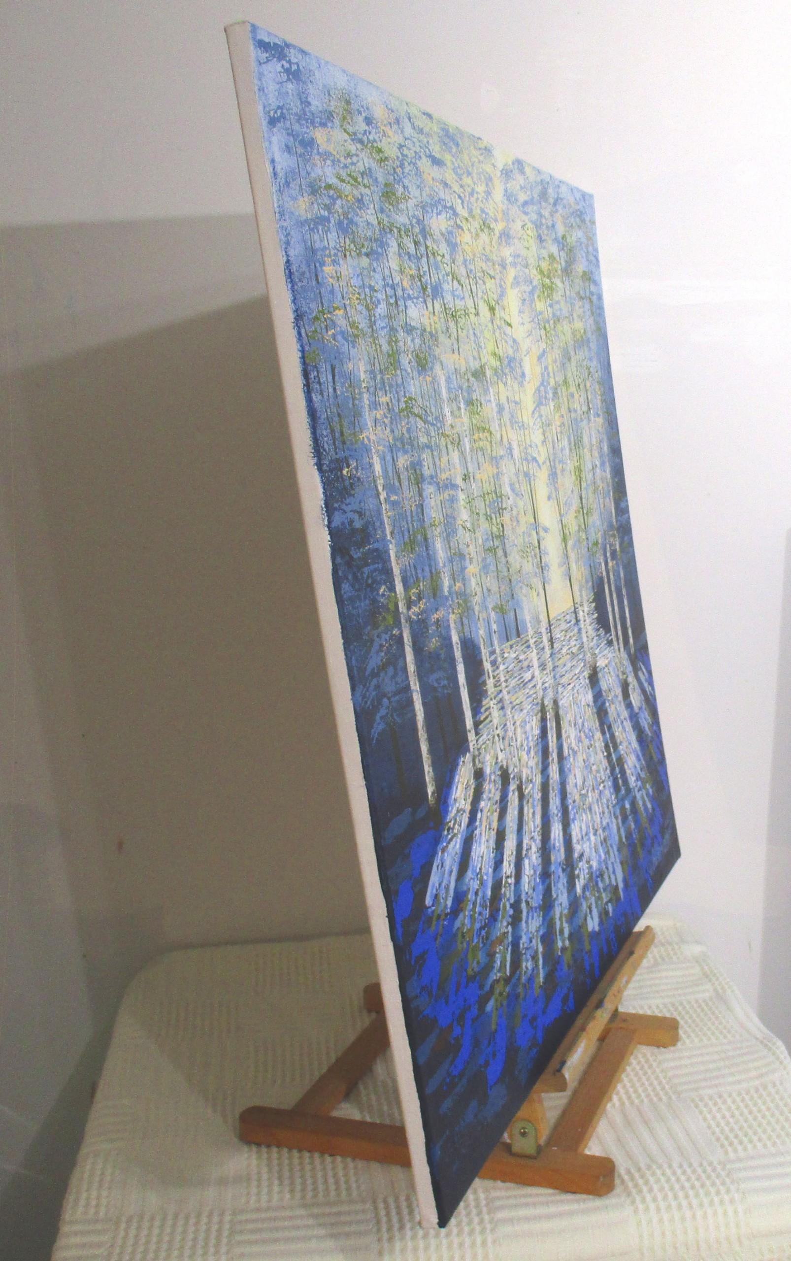 Azul atardecer dorado, Pintura azul del bosque, Arte contemporáneo azul, Arte del bosque - Landscape Painting Gris de Amanda Hovarth